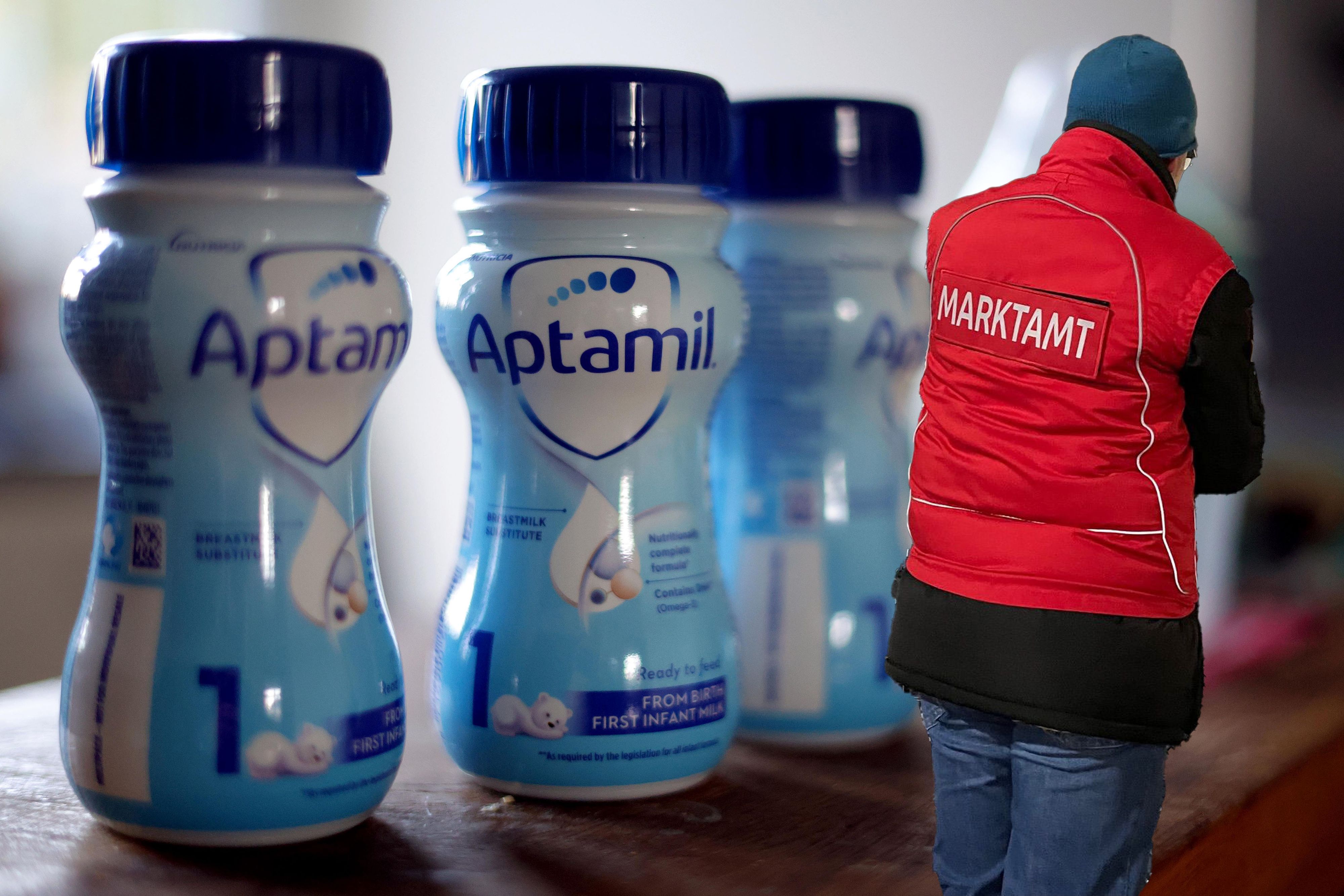 Danone beruhigte Eltern – doch das Marktamt zog Proben. Jetzt läuft der Rückruf mehrerer Aptamil-Chargen auch in Österreich.