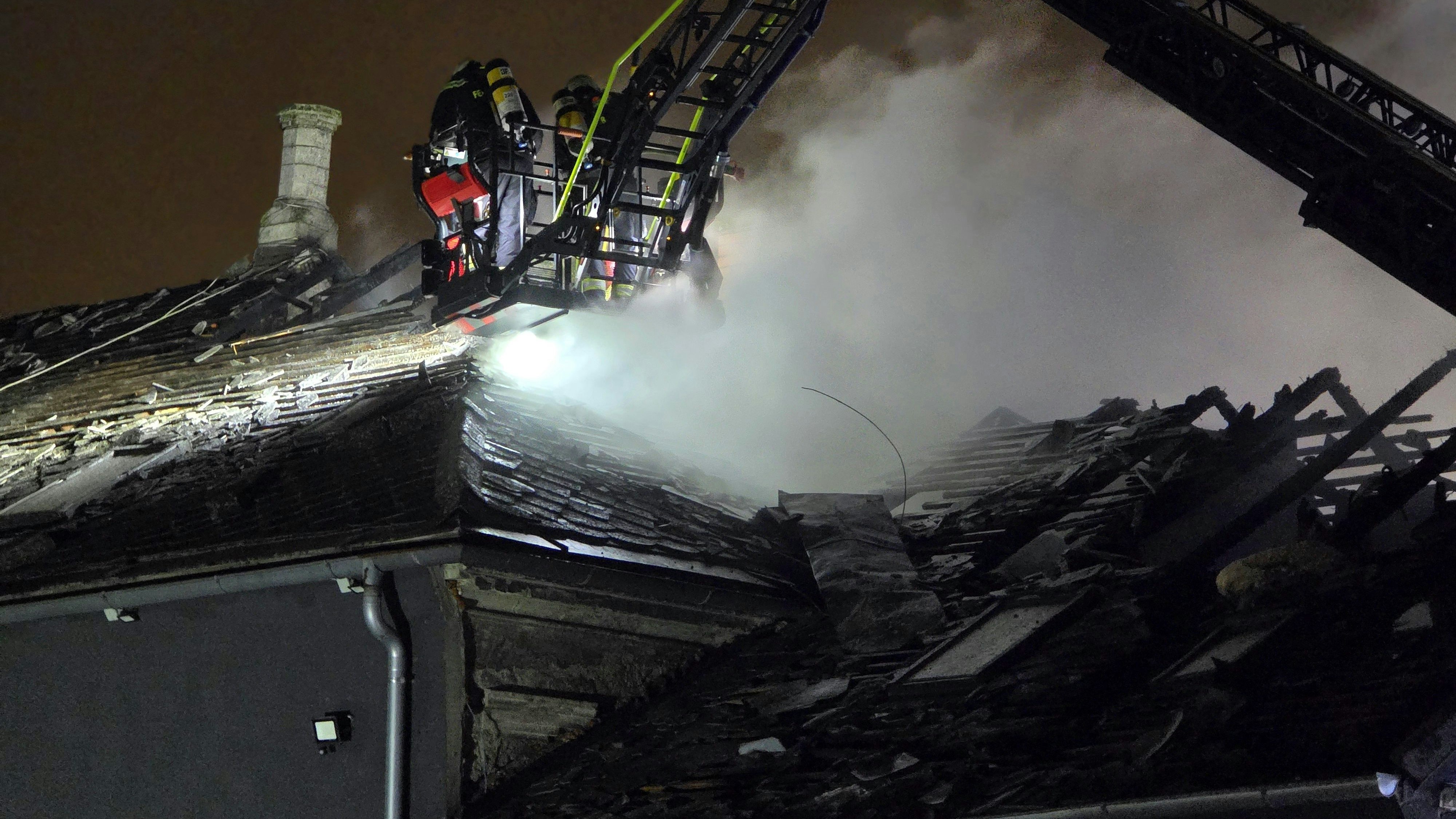 Heute.at - Fotos zeigen Ausmaß der Zerstörung nach Brand in Linz
