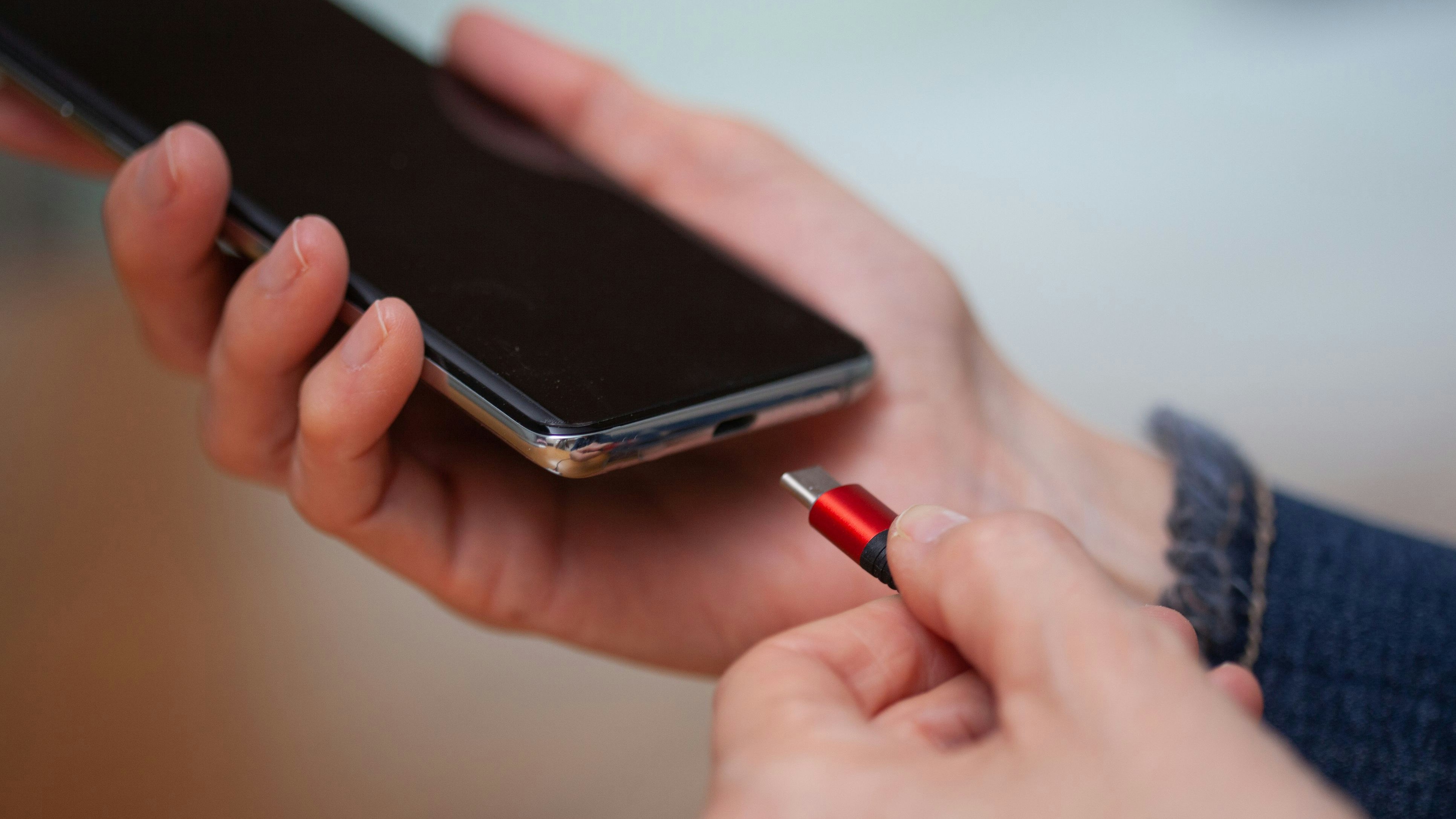 Kabel eingesteckt und das Smartphone lädt trotzdem nicht? Dann nicht direkt verzweifeln.