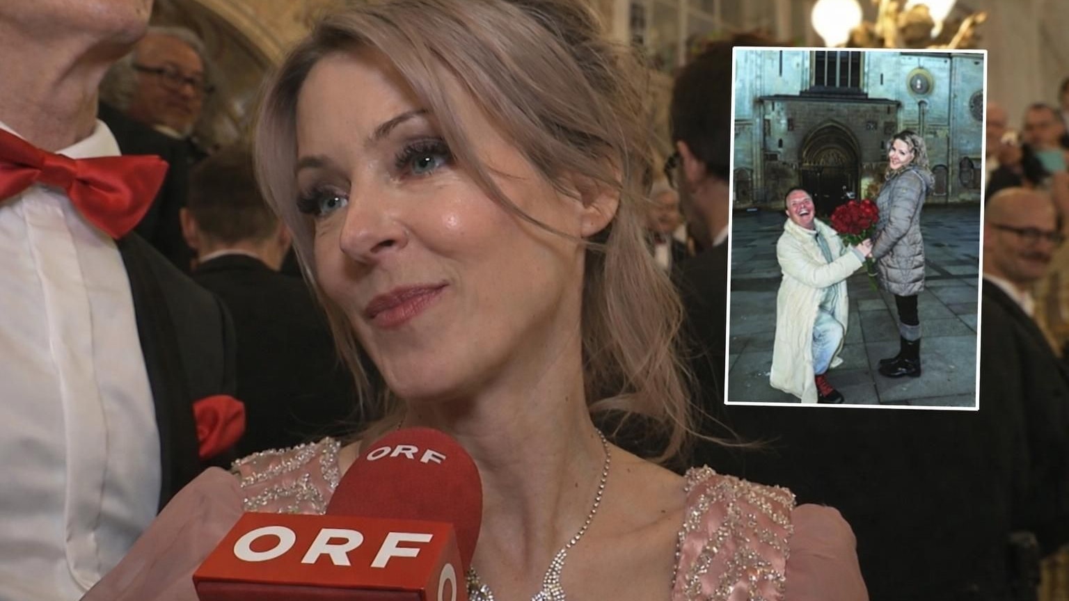 Heute.at - Prinz Marcus geht für Simone Lugner auf die Knie