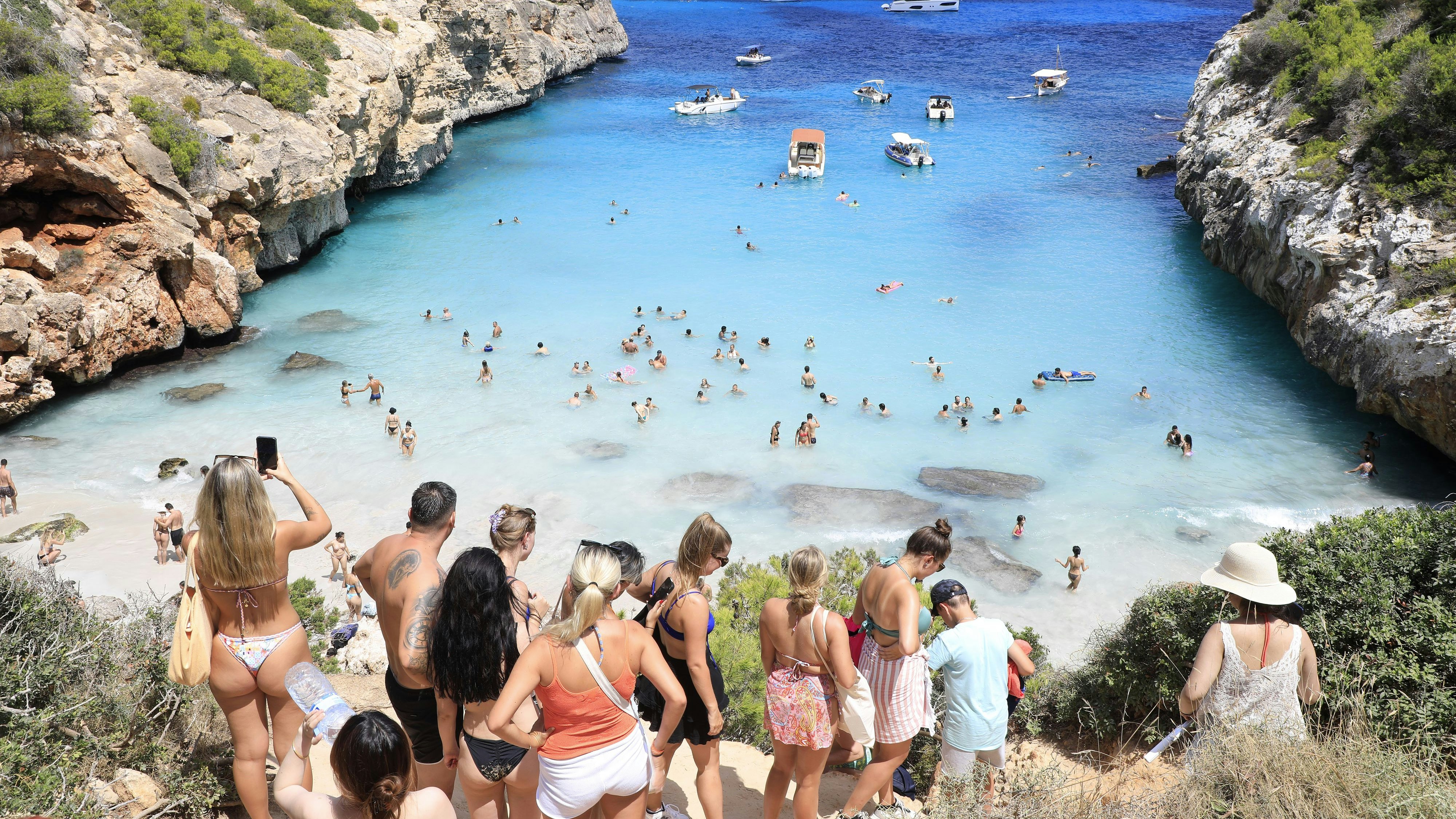 Um zum Strand zu kommen, müssen die 5.000 Menschen, die täglich vorbeikommen, einen etwa einen Kilometer langen Fussmarsch auf sich nehmen.