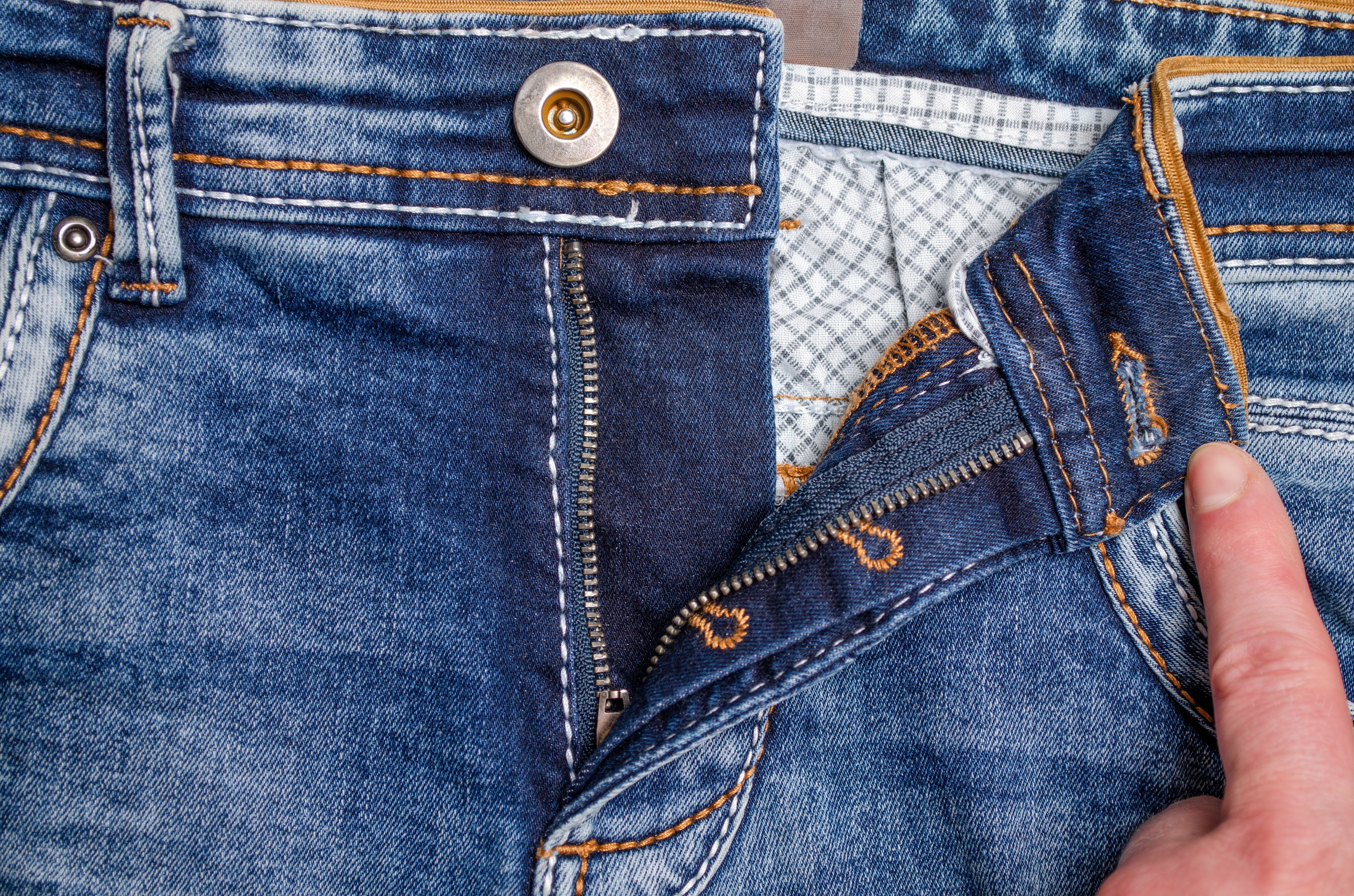 Reissverschlüsse vor dem Waschen unbedingt immer verschliessen. Ansonsten könnten sie Schaden an anderen Teilen anrichten.