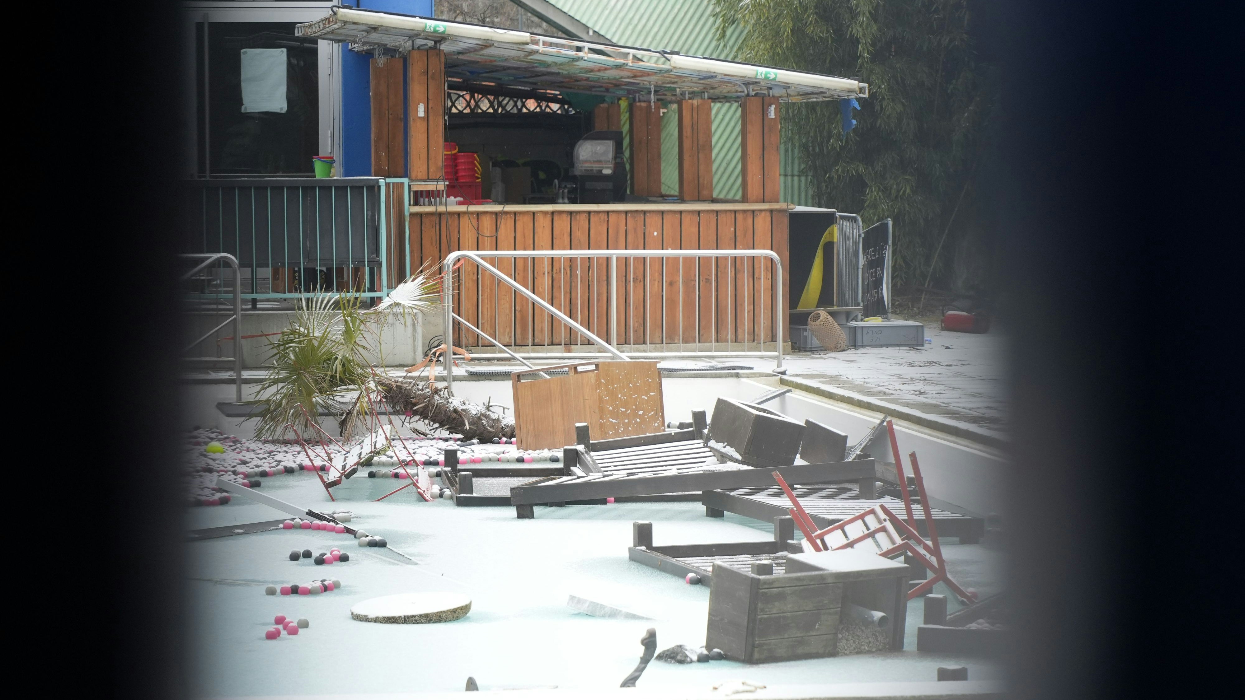 Wie ein Lost Place: Der einstige Party-Hotspot wirkt komplett verlassen und verwüstet.