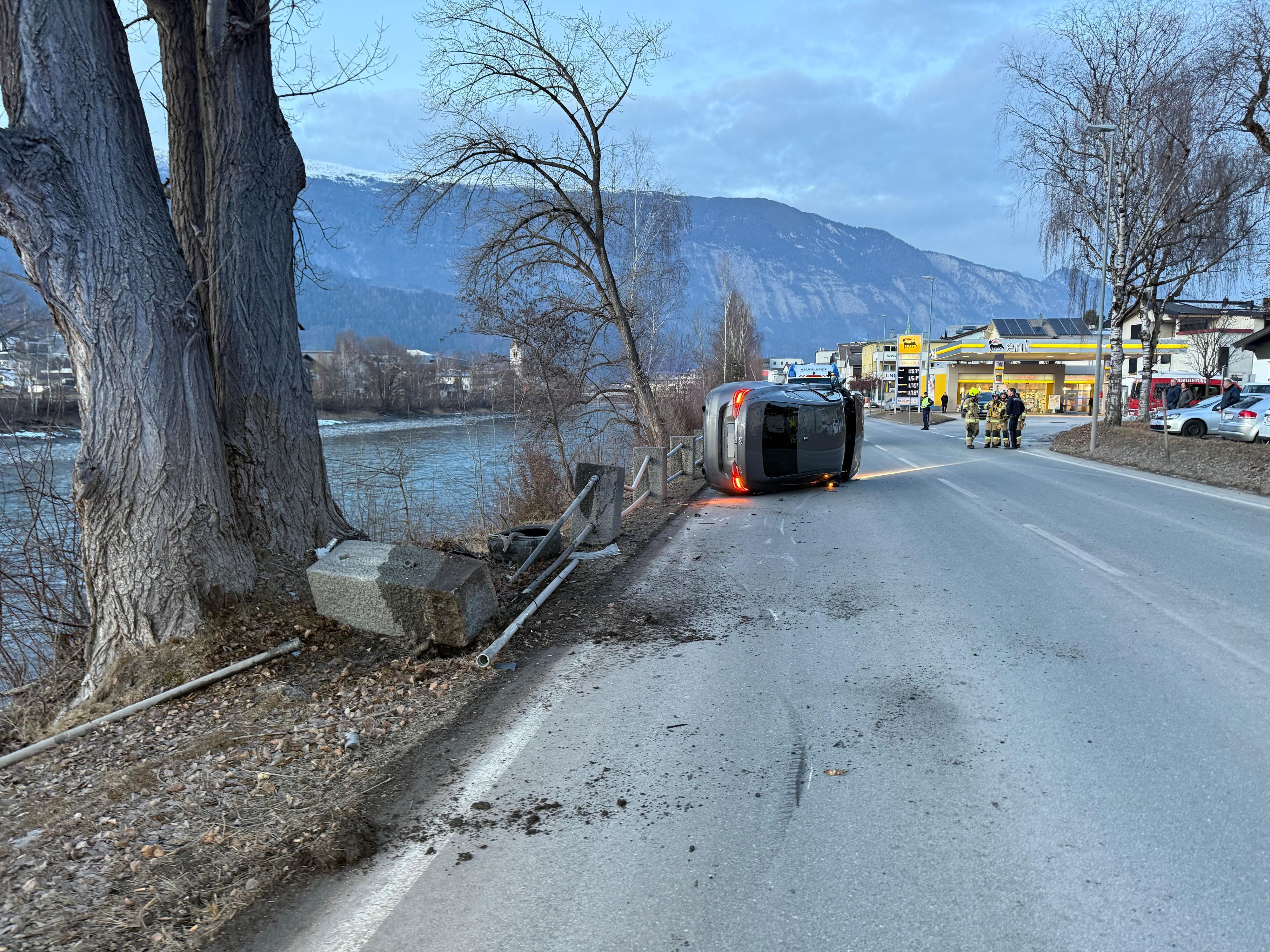 Heute.at - Familienvater schläft hinter Steuer ein und baut Crash