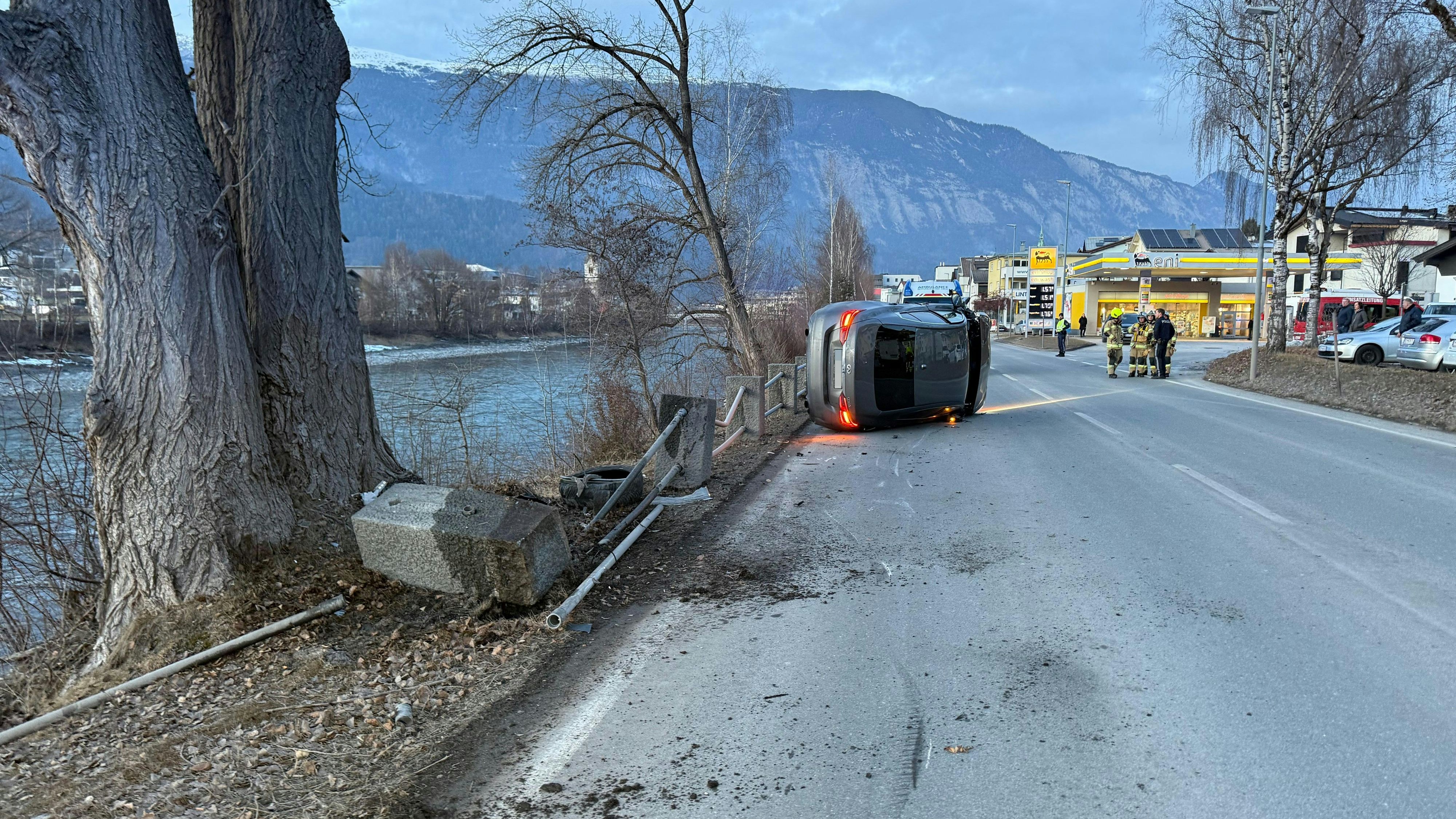 Heute.at - Familienvater schläft hinter Steuer ein und baut Crash