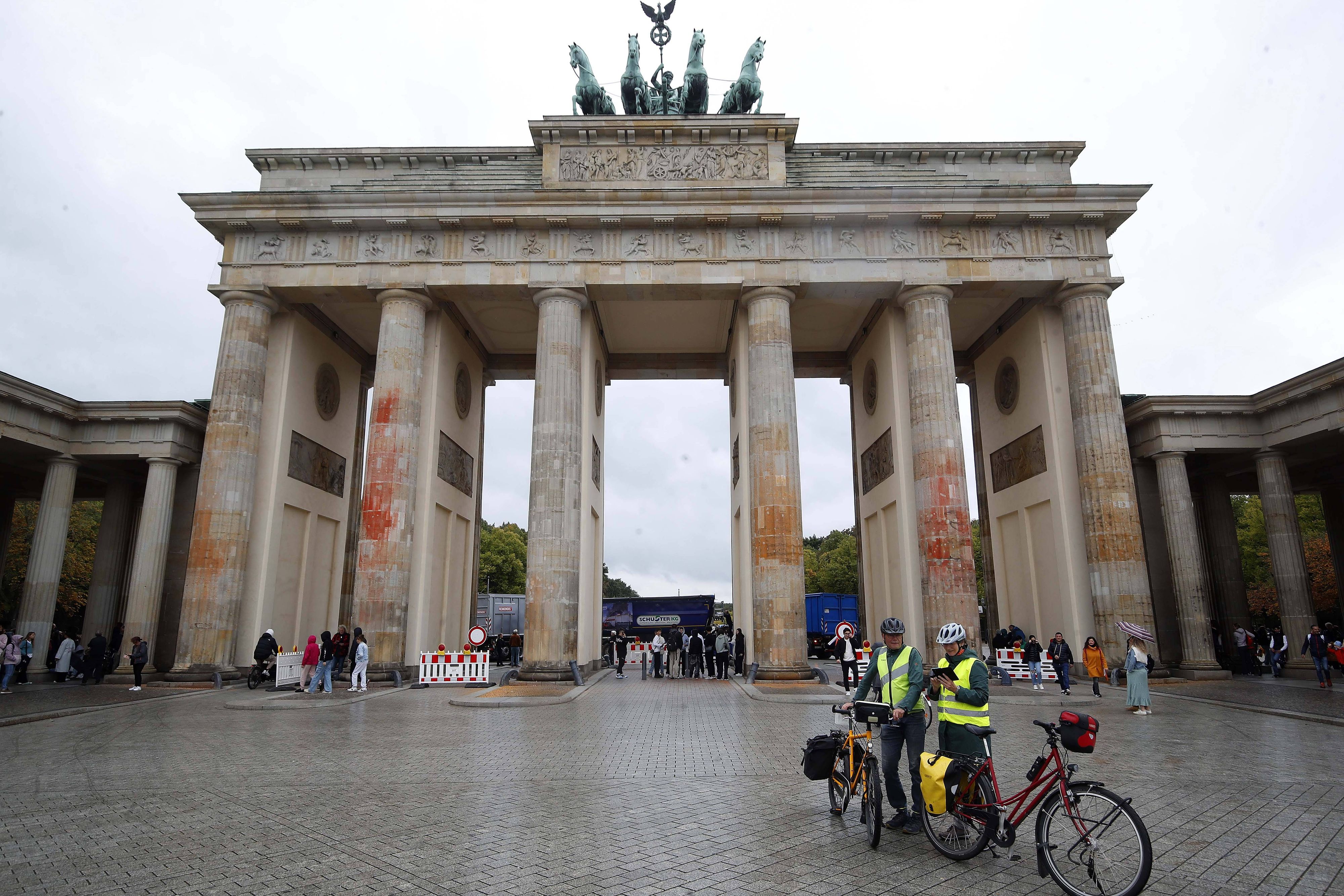 Im Jahr 2023 hatten die Aktivisten das Brandenburger Tor mit Farbe besprüht.