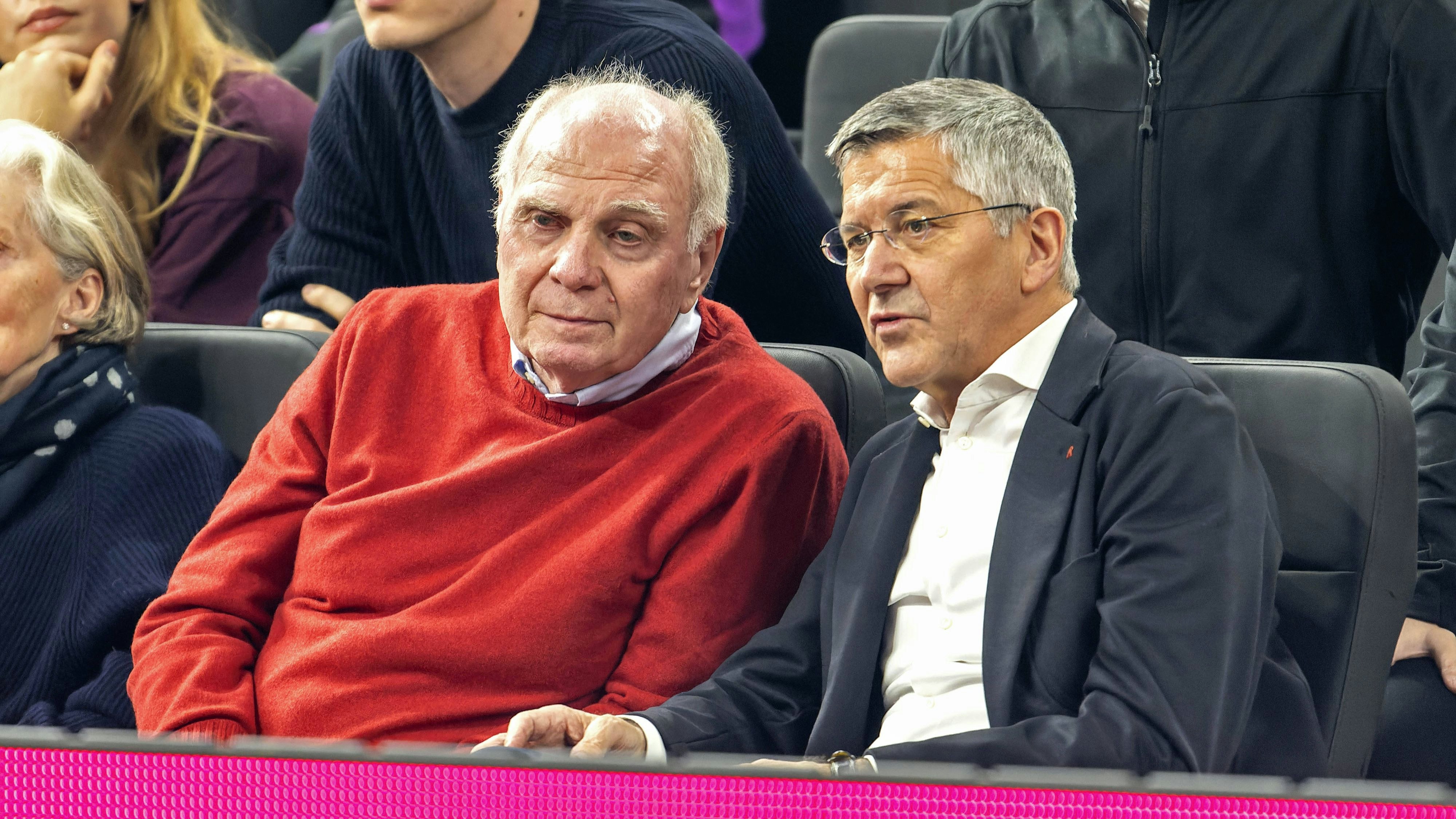 Bayern-Präsident Herbert Hainer im Gespräch mit Uli Hoeneß.