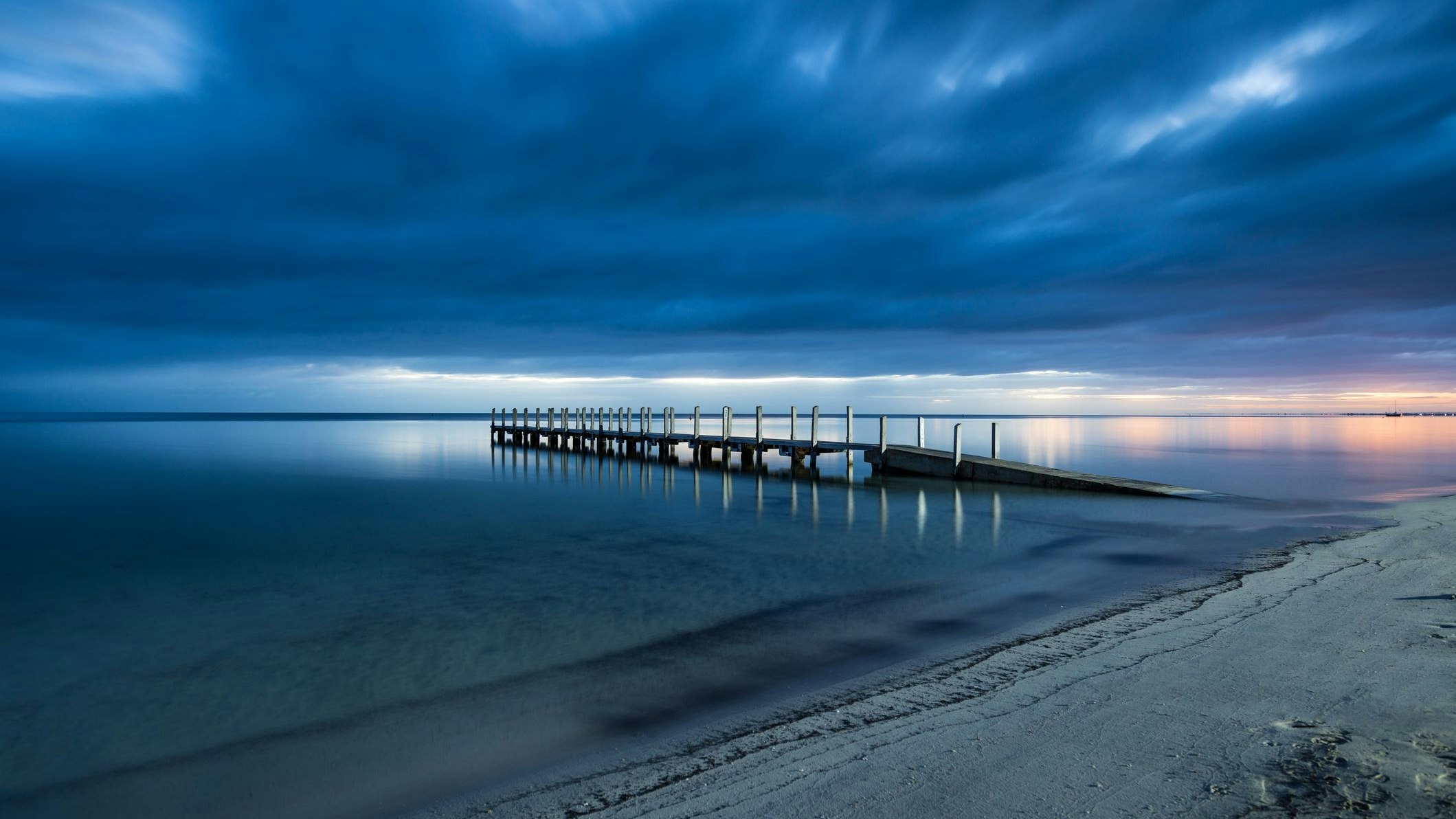 Die Quindalup-Bootsrampe in der Geographe Bay in Westaustralien im Abendlicht.