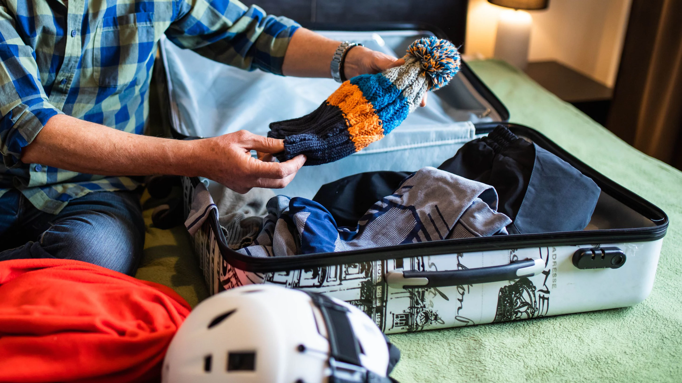 Älterer Herr am Kofferpacken...