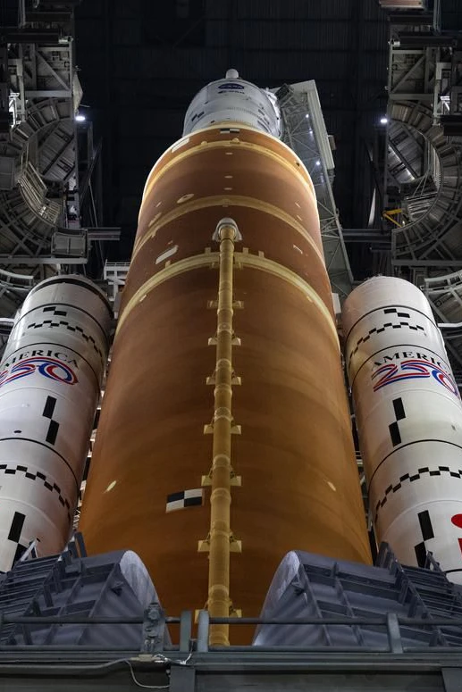 Die Artemis II-Rakete, mit der die vierköpfige Crew Richtung Mond fliegen wird. Am 2. April um 0.24 Uhr soll die Rakete planmäßig abheben