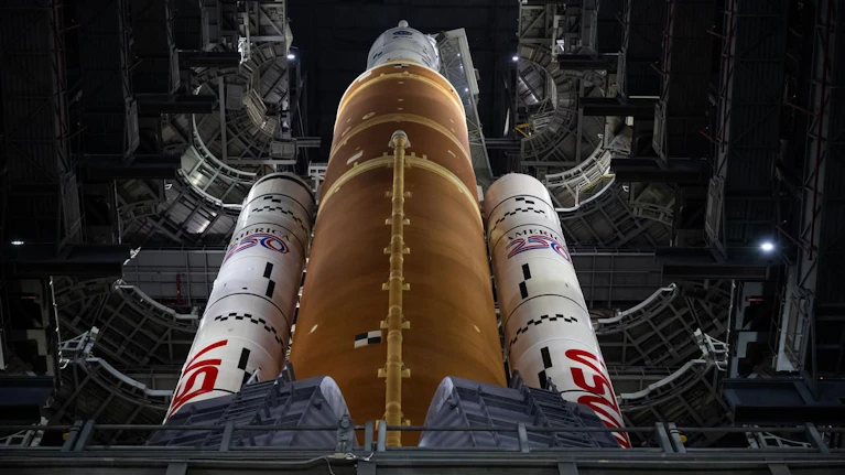 In der Nacht auf Donnerstag hat die Artemis II-Rakete von Cape Canaveral abgehoben. In zwei Jahren wollen die USA wieder auf dem Mond spazieren gehen – das erste Mal seit 56 Jahren. Worum es im neuen Wettlauf geht, wie es gelingen soll.