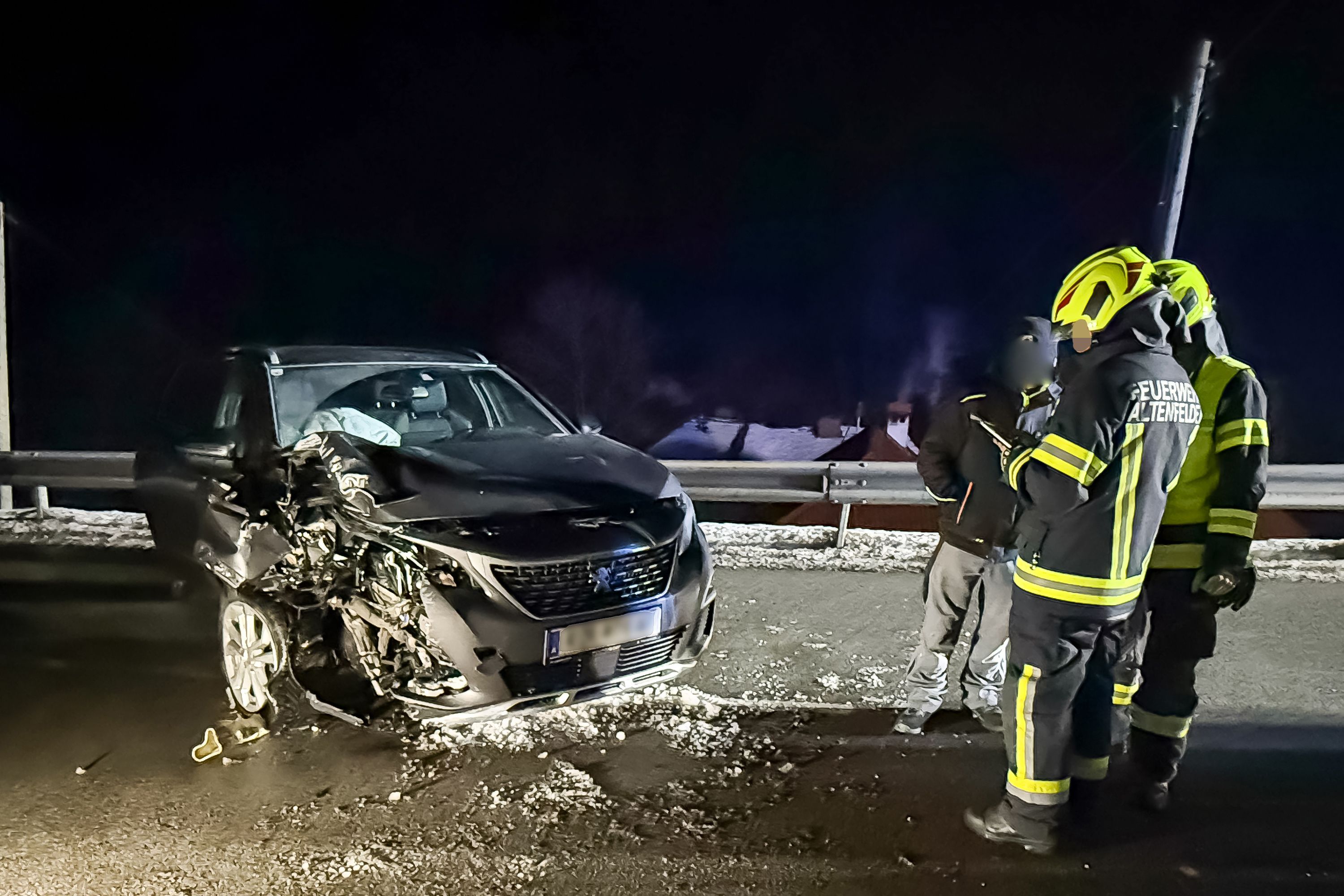 Mit drei Kindern – zwei davon nicht mal ihre eigenen – baute eine Alkolenkerin am Montag einen Unfall.