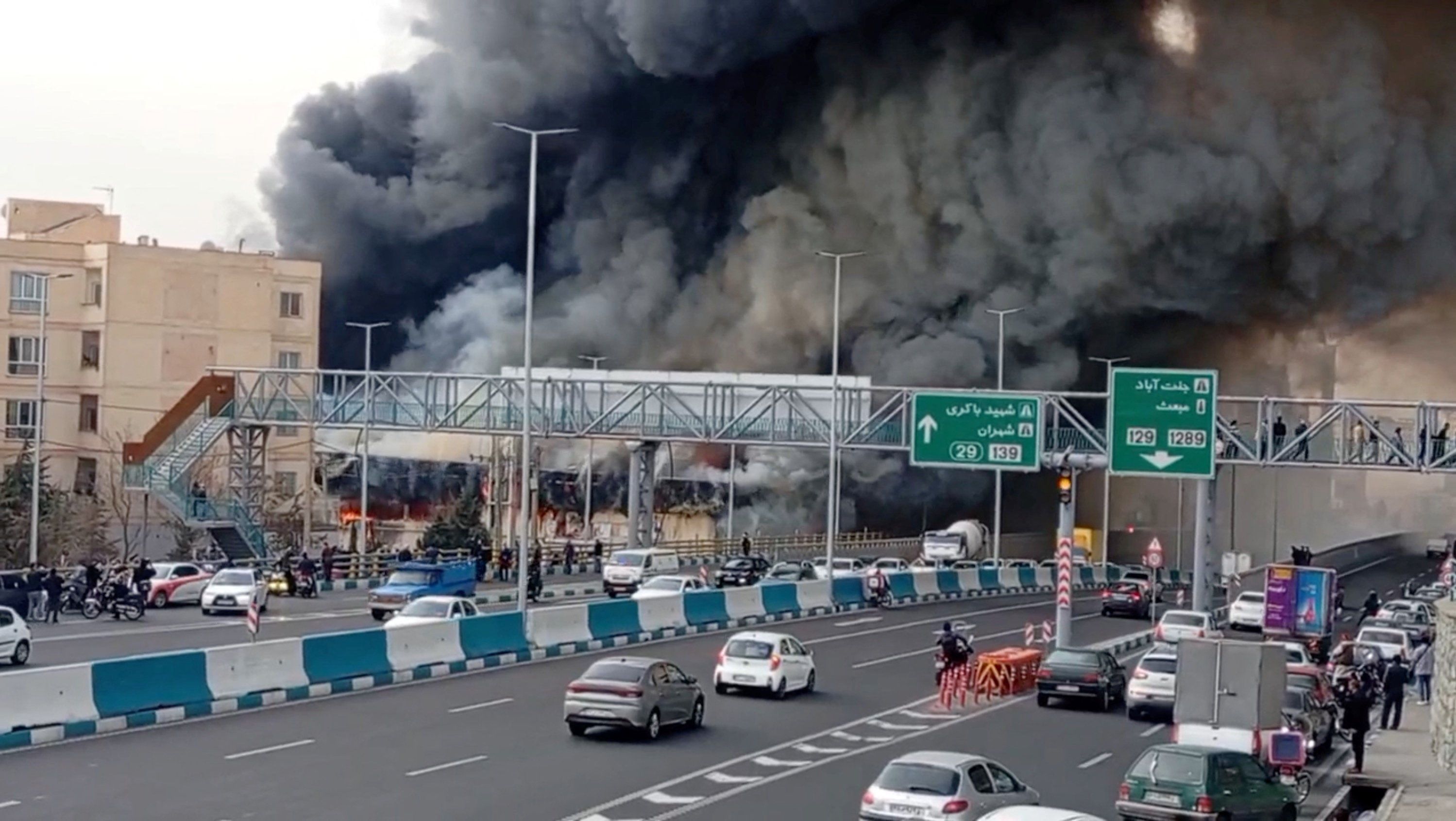 Dichter Rauch und Flammen haben am Dienstag Teile der iranischen Hauptstadt in Atem gehalten. Auf einem Basar im Westen Teherans ist ein Großbrand ausgebrochen.