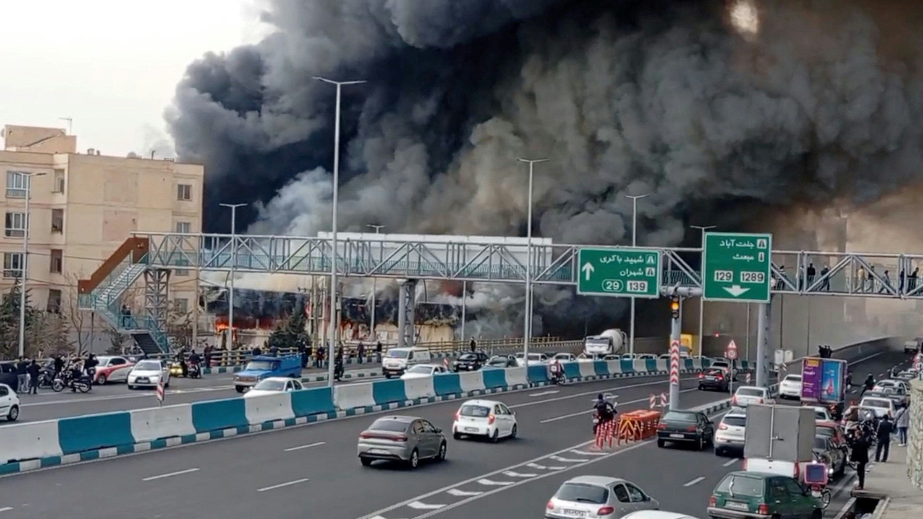 Dichter Rauch und Flammen haben am Dienstag Teile der iranischen Hauptstadt in Atem gehalten. Auf einem Basar im Westen Teherans ist ein Großbrand ausgebrochen.