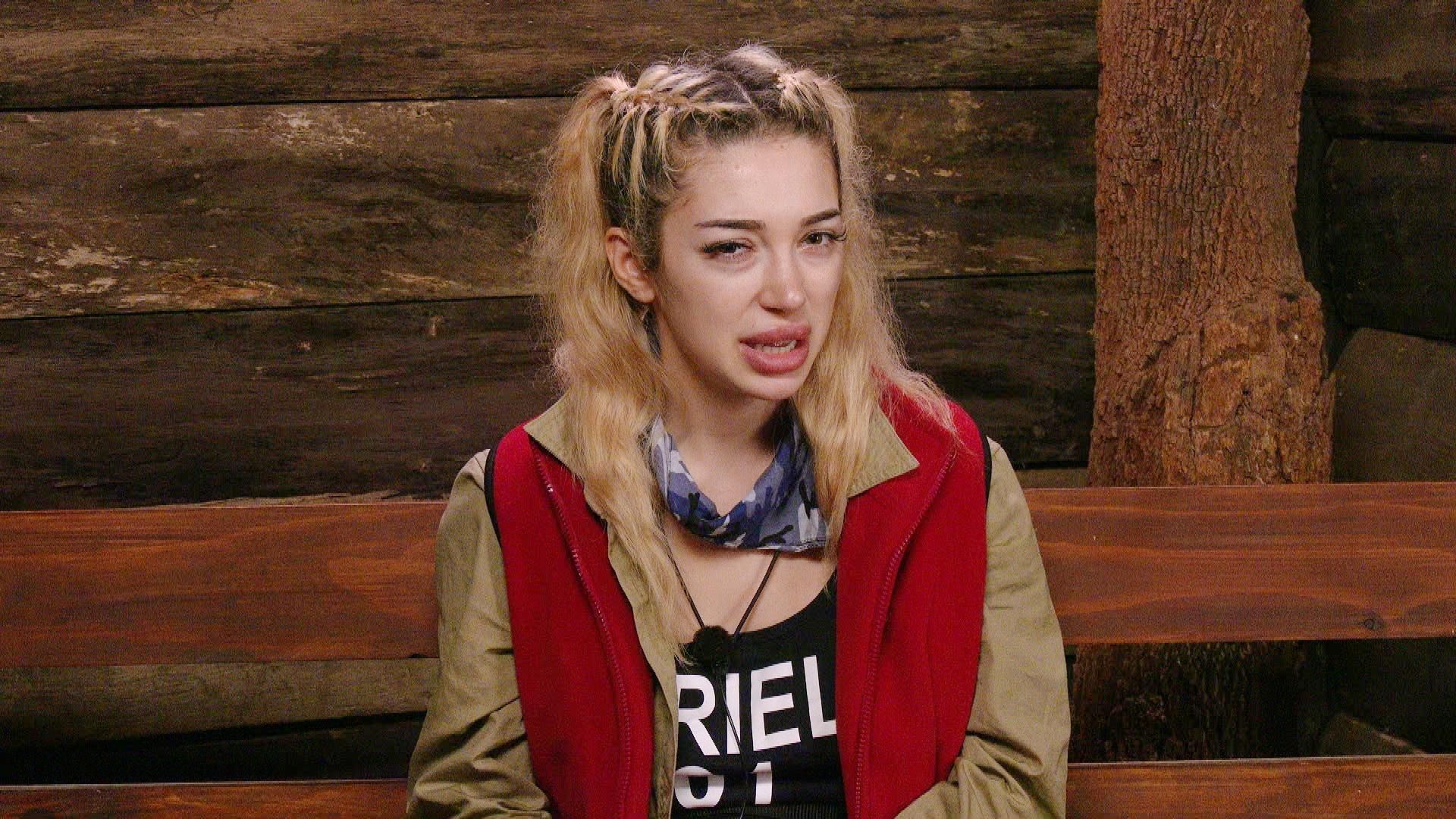 Auch Ariel ist sich nicht sicher, wieso keiner nach Hause musste. 