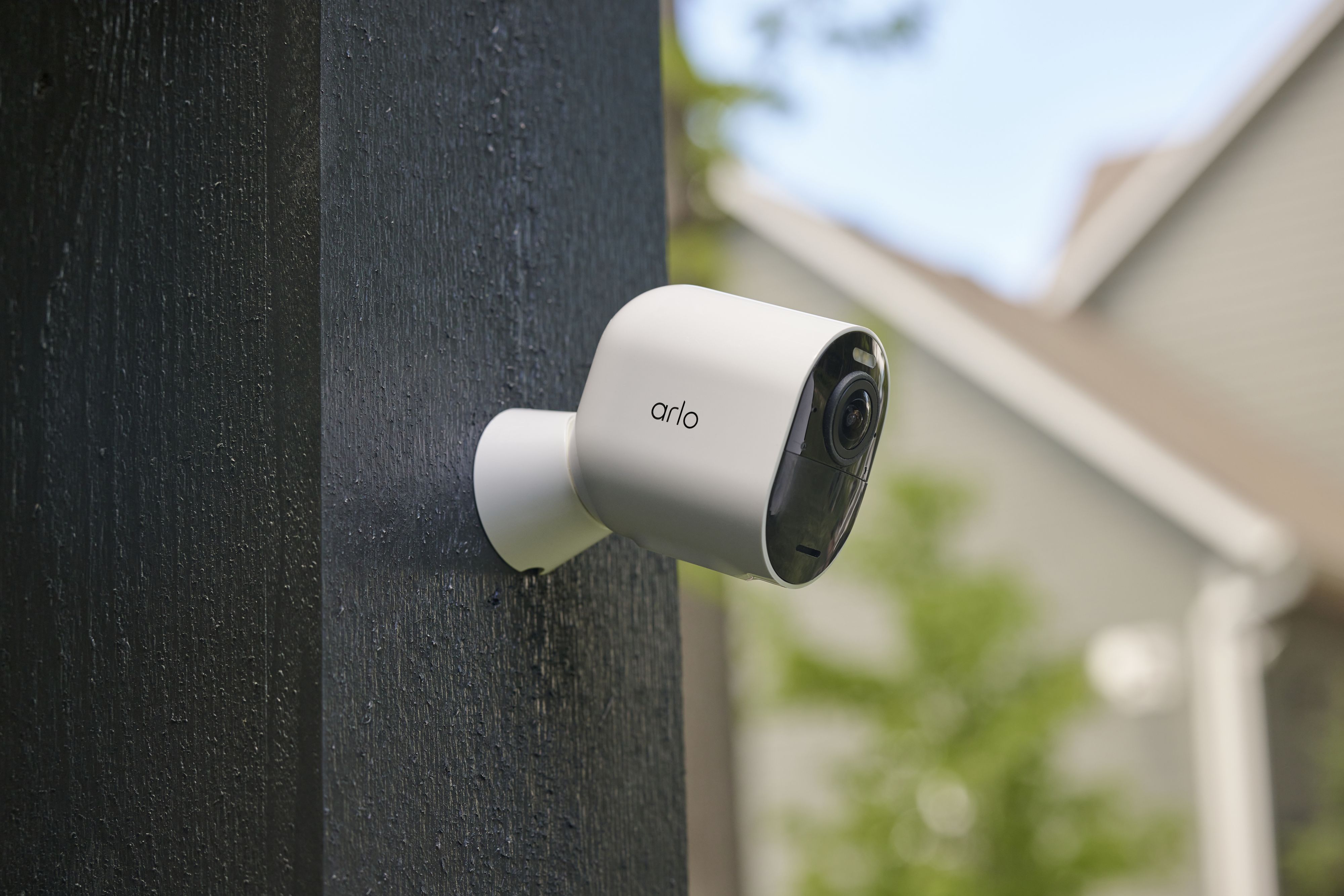 Die Arlo Ultra 3 filmt in 4K-HDR, bietet ein besonders breites 180-Grad-Sichtfeld und setzt auf das Early-Warning-System.