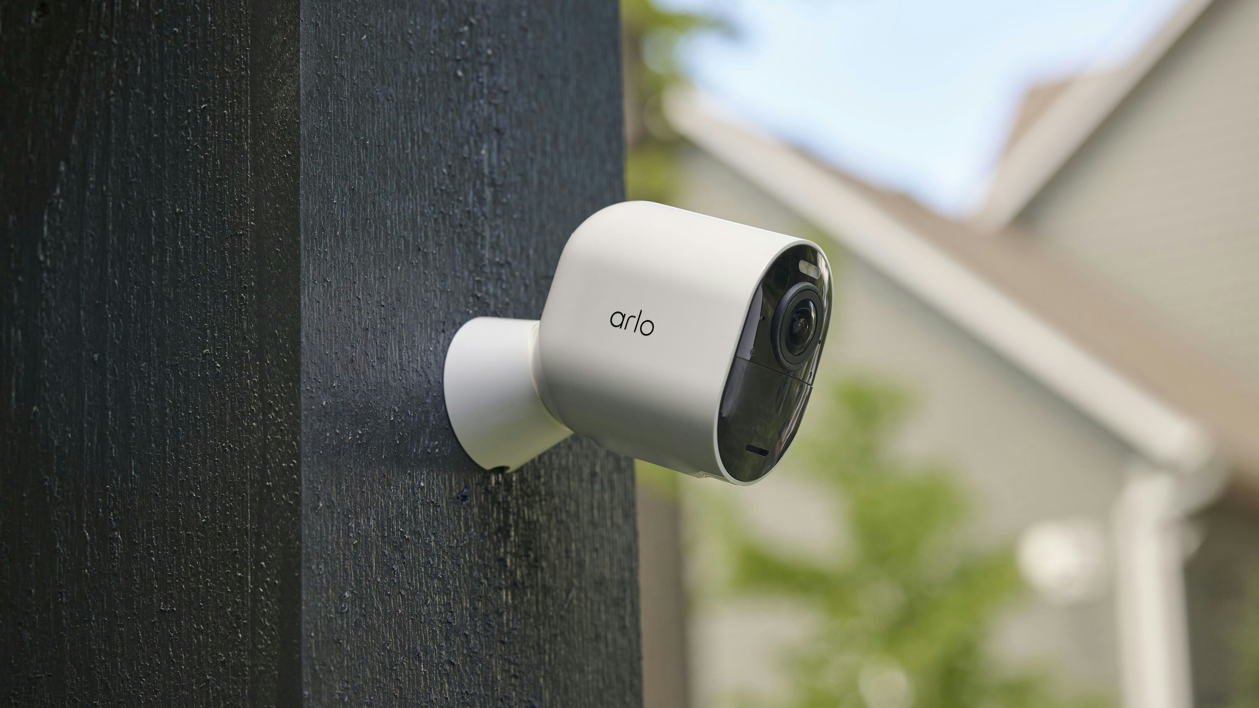 Die Arlo Ultra 3 filmt in 4K-HDR, bietet ein besonders breites 180-Grad-Sichtfeld und setzt auf das Early-Warning-System.