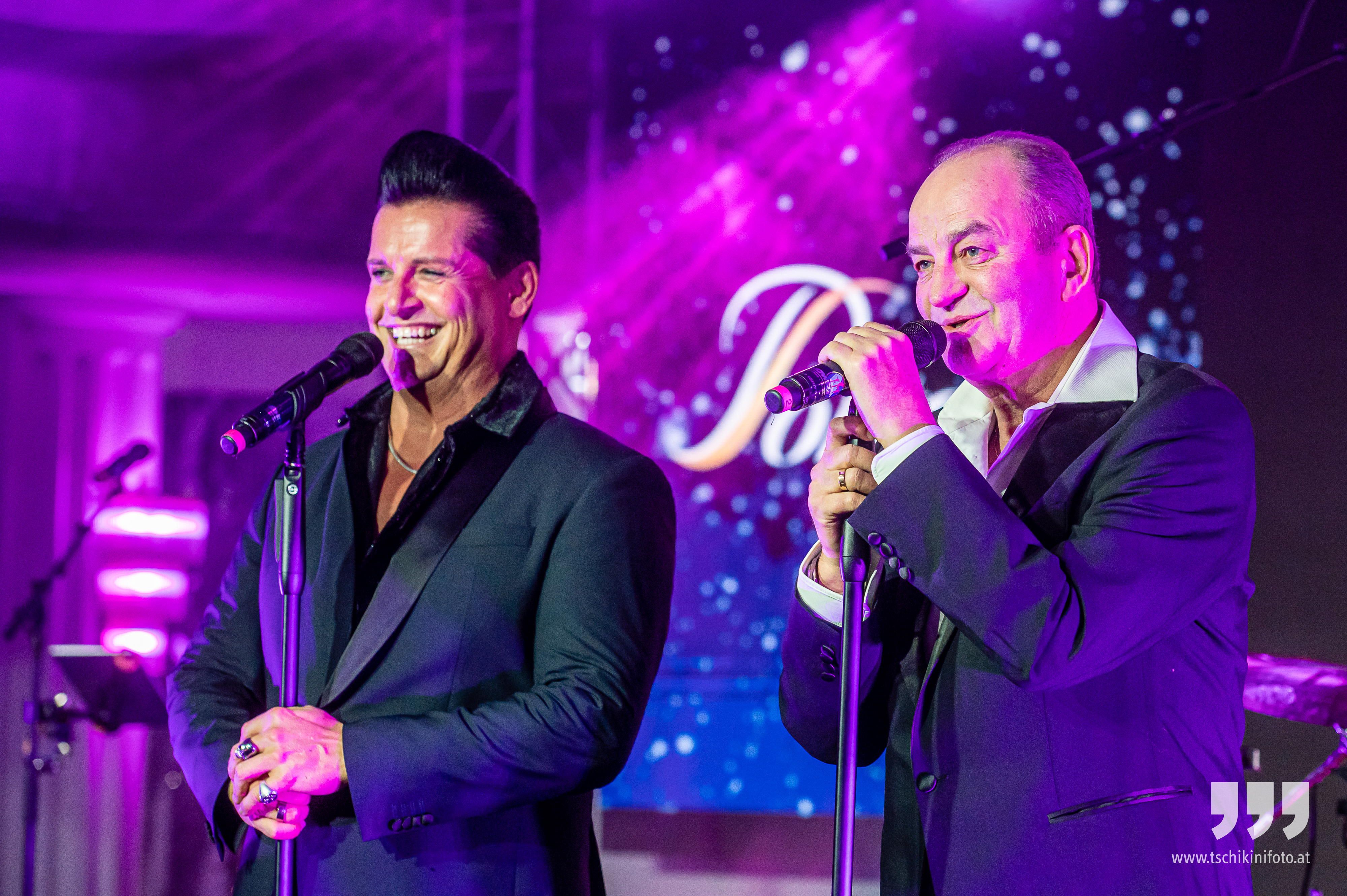 Herbert Prohaska (r.) und Pete Art (l.) feiern ihre symbolische Porzellanhochzeit auf der Bühne.