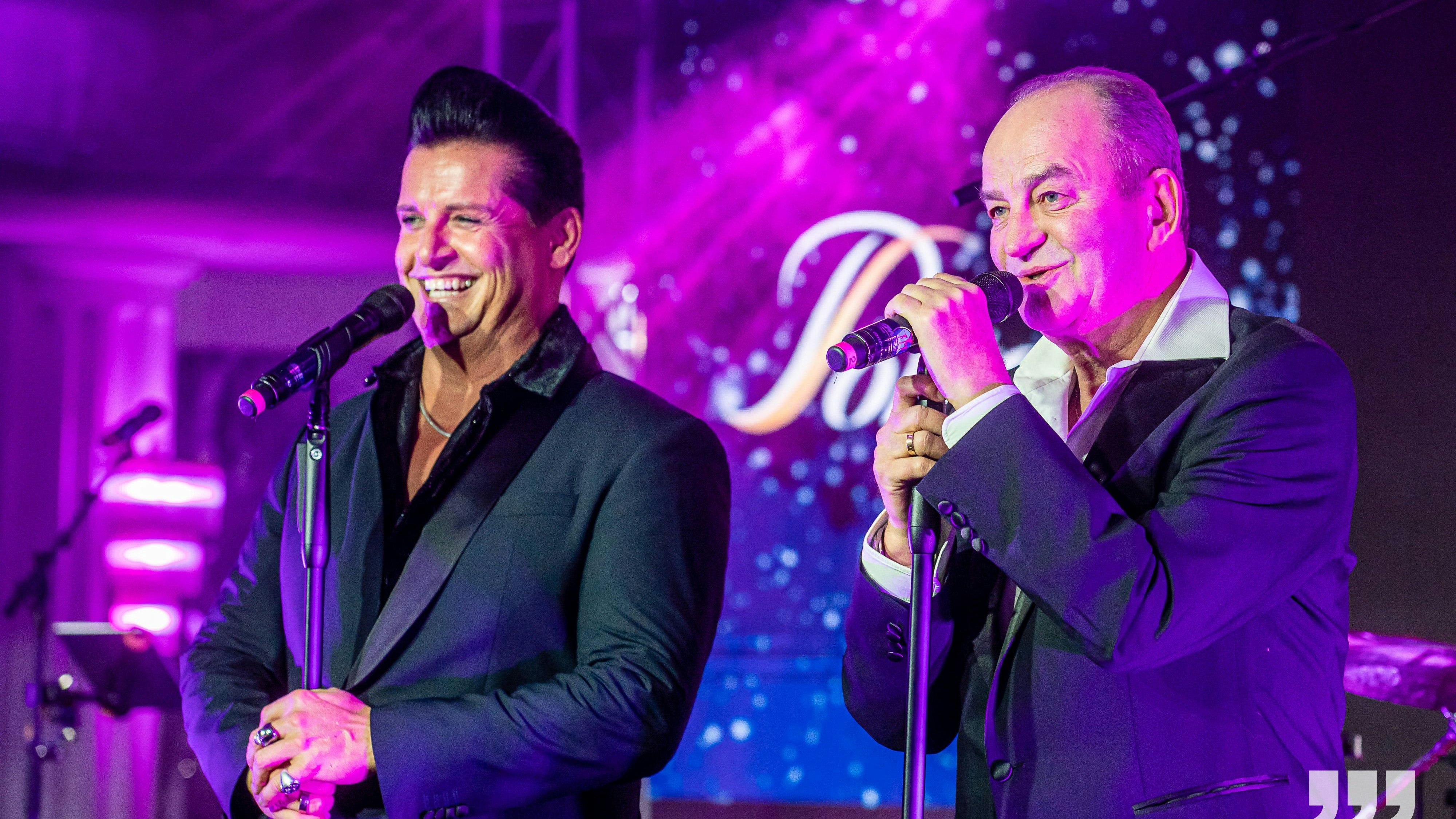 Herbert Prohaska (r.) und Pete Art (l.) feiern ihre symbolische Porzellanhochzeit auf der Bühne.