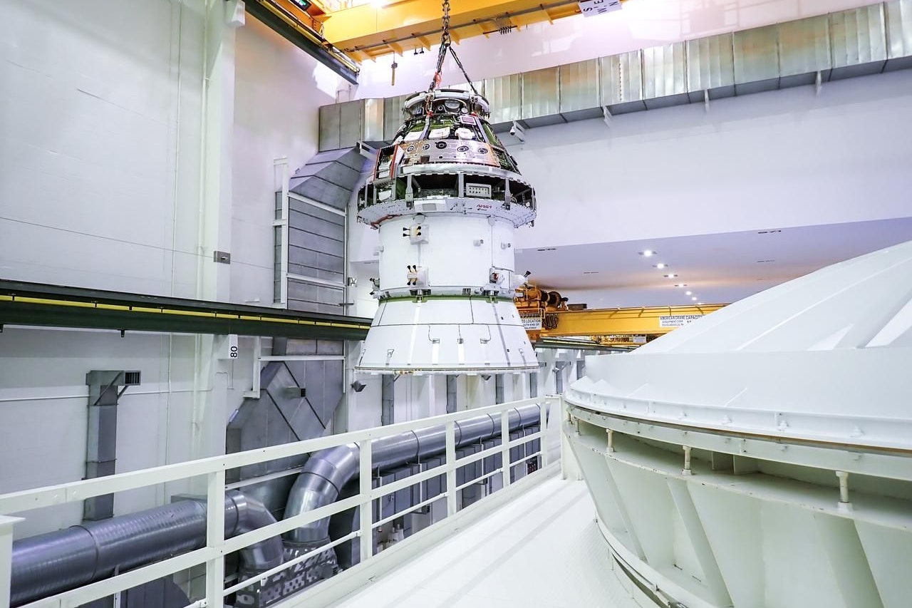 Die vier Solarflügel für das Raumschiff Artemis II Orion im Operations and Checkout Building im Kennedy Space Center 