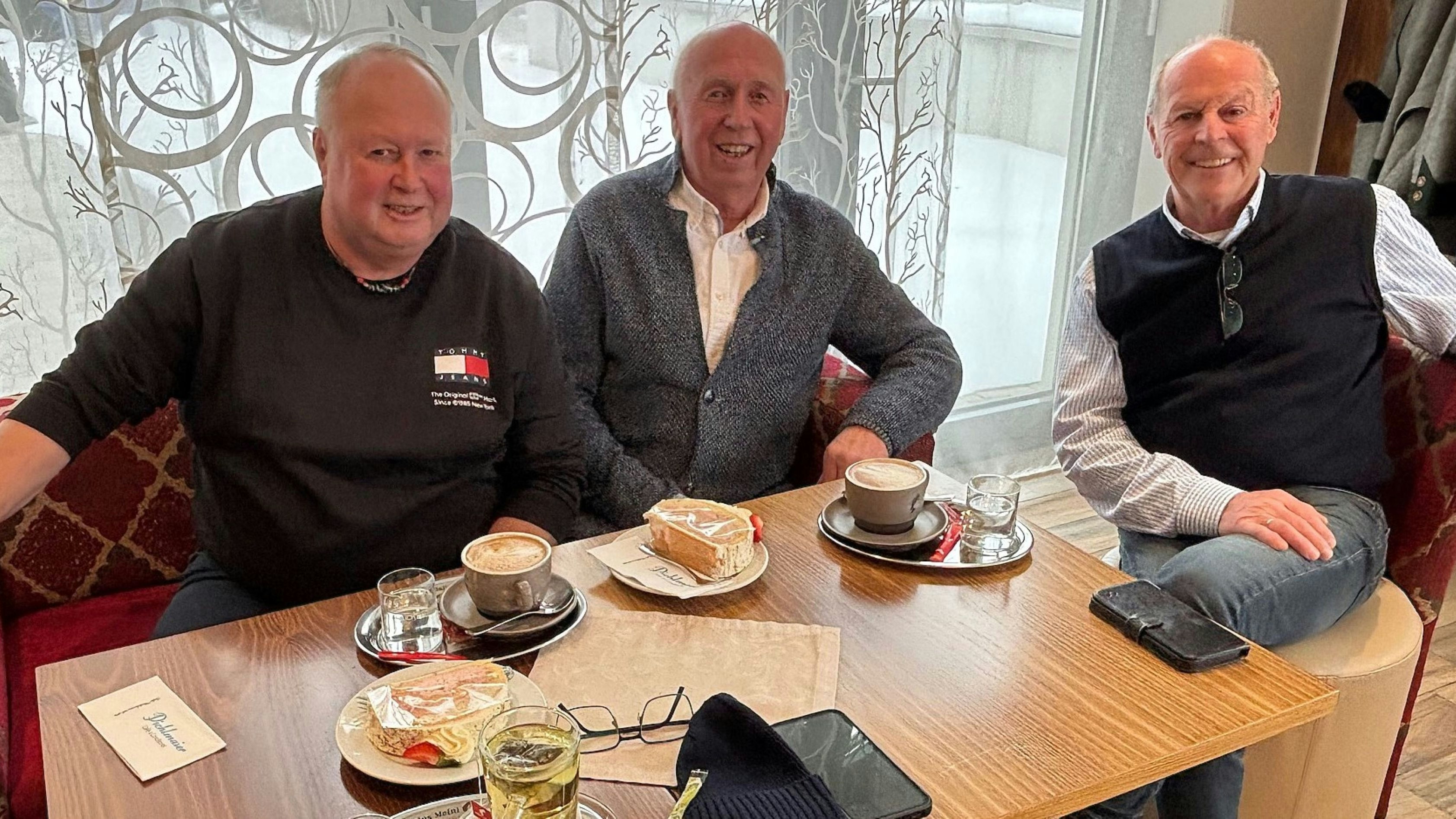 Im Buch der Erinnerungen der „süßen Freundschaft“ geblättert. Von links: Wolfgang und Franz Gruber und Karli Pichlmaier.