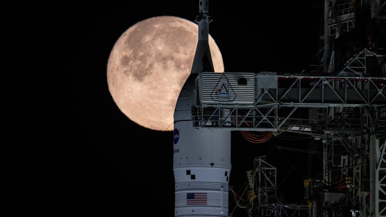 Das gab es zuletzt vor einem halben Jahrhundert: US-Astronauten wollen demnächst zum Mond zurück. Sie werden nicht landen, aber so weit von der Erde entfernt sein wie noch nie ein Mensch. Nun musste das Abenteuer aber verschoben werden. Ist China schneller?
