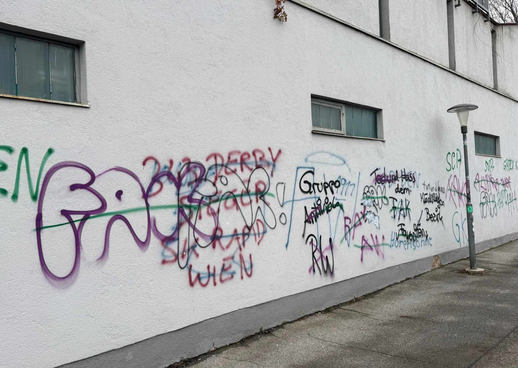 Wohnhäuser, die Schule, Verkehrsschilder und sogar Denkmäler wurden verschandelt.