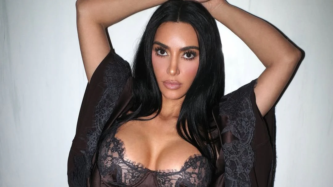 Kim Kardashian wirbt währenddessen für ihre Marke Skims.