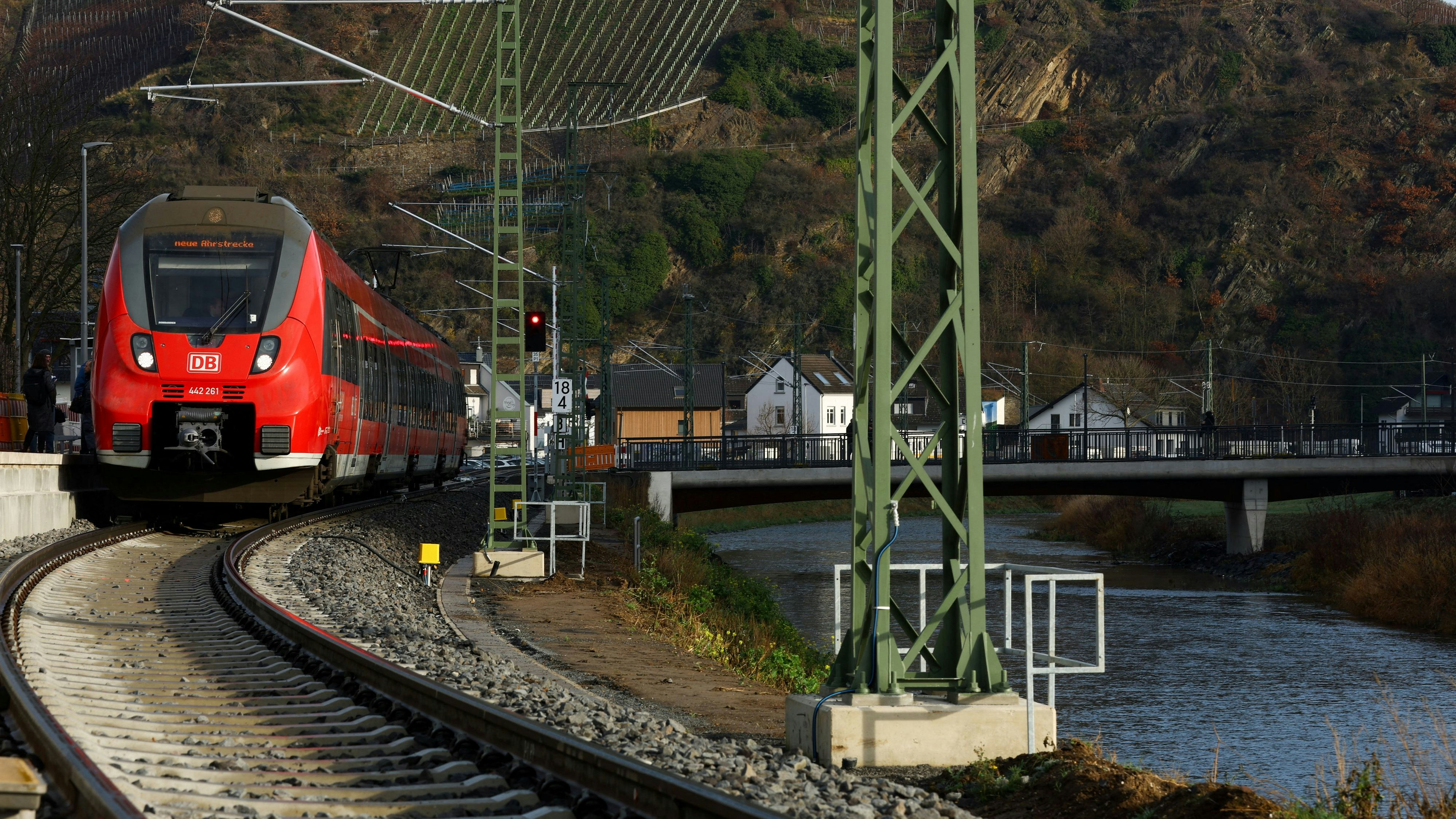 Heute.at - Schwarzfahrer rastet aus, prügelt Zugbegleiter ins Koma