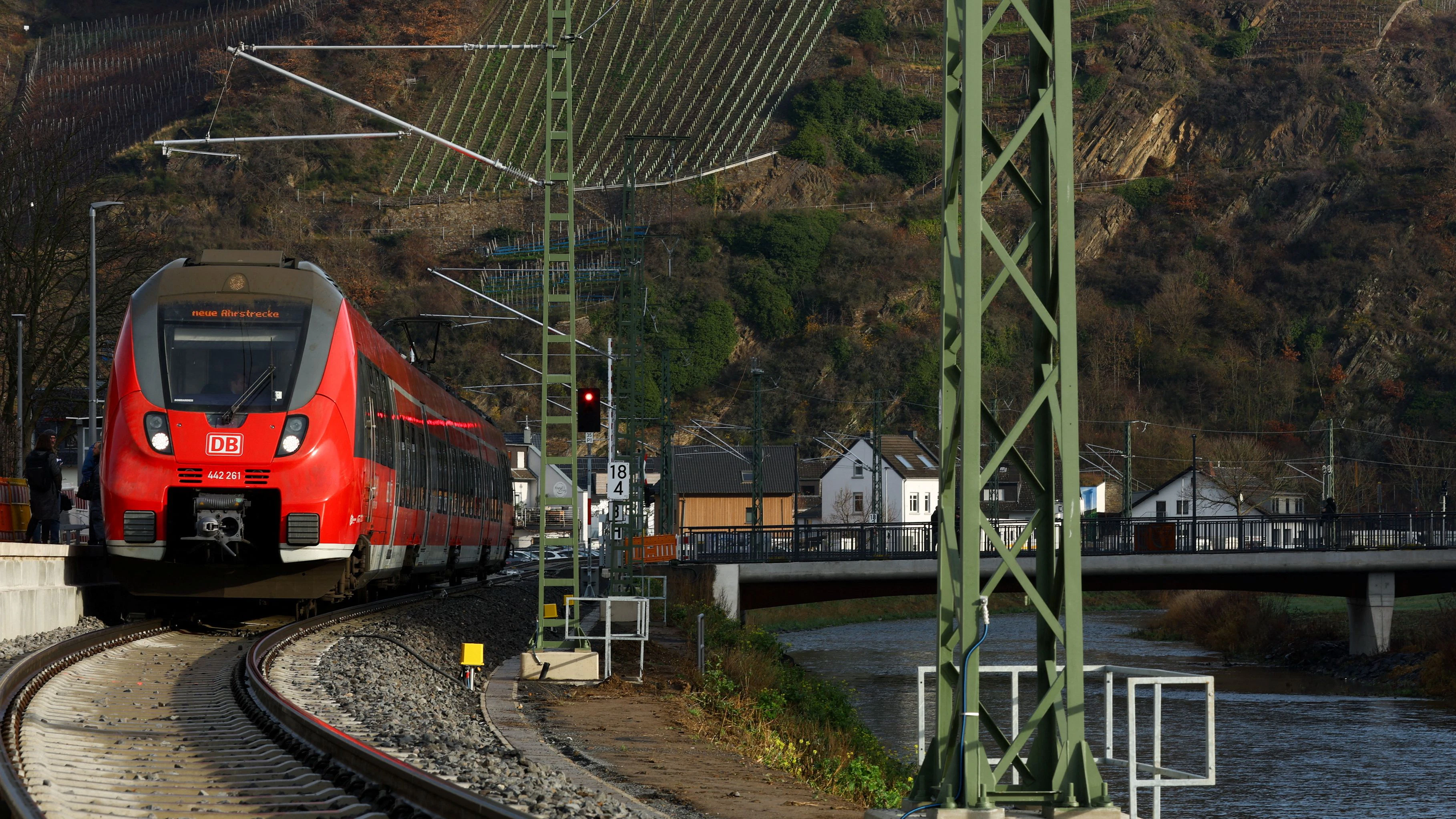 In einem Zug der Deutschen Bahn kam es zu einem Angriff, der fassungslos macht.