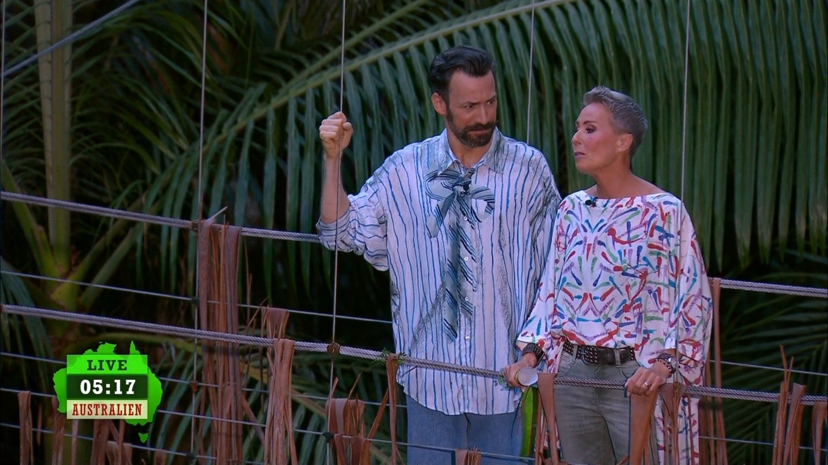 Jan Köppen und Sonja Zietlow moderieren das Dschungelcamp immer in ausgefallenen Outfits.