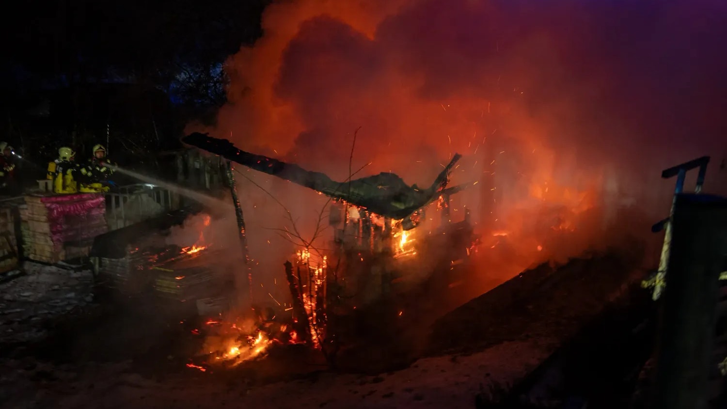 Heute.at - Gartenhütte geht in der Nacht plötzlich in Flammen auf