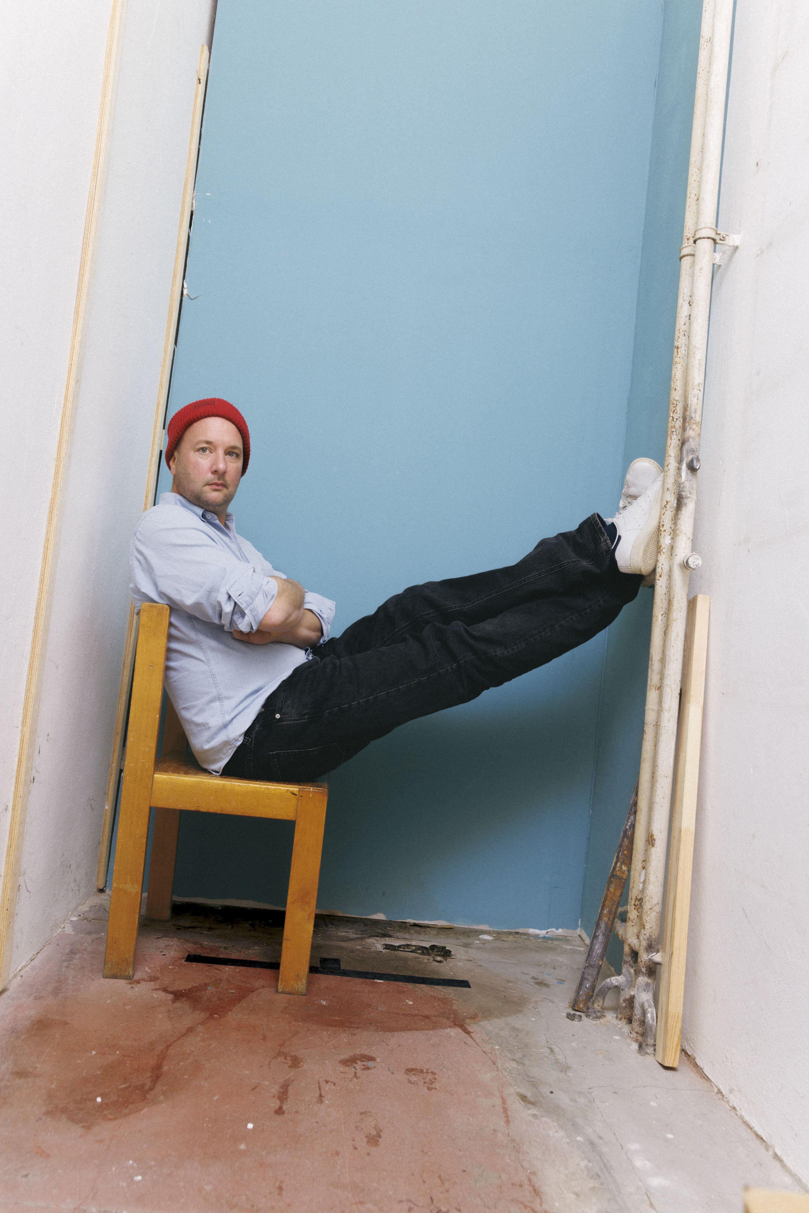 Tjark Bernau (44) ist neues Ensemblemitglied des Volkstheaters und feiert am 13. Februar Premiere mit seiner Rolle als auftragsloser Musikjournalist und Ehemann Tom.