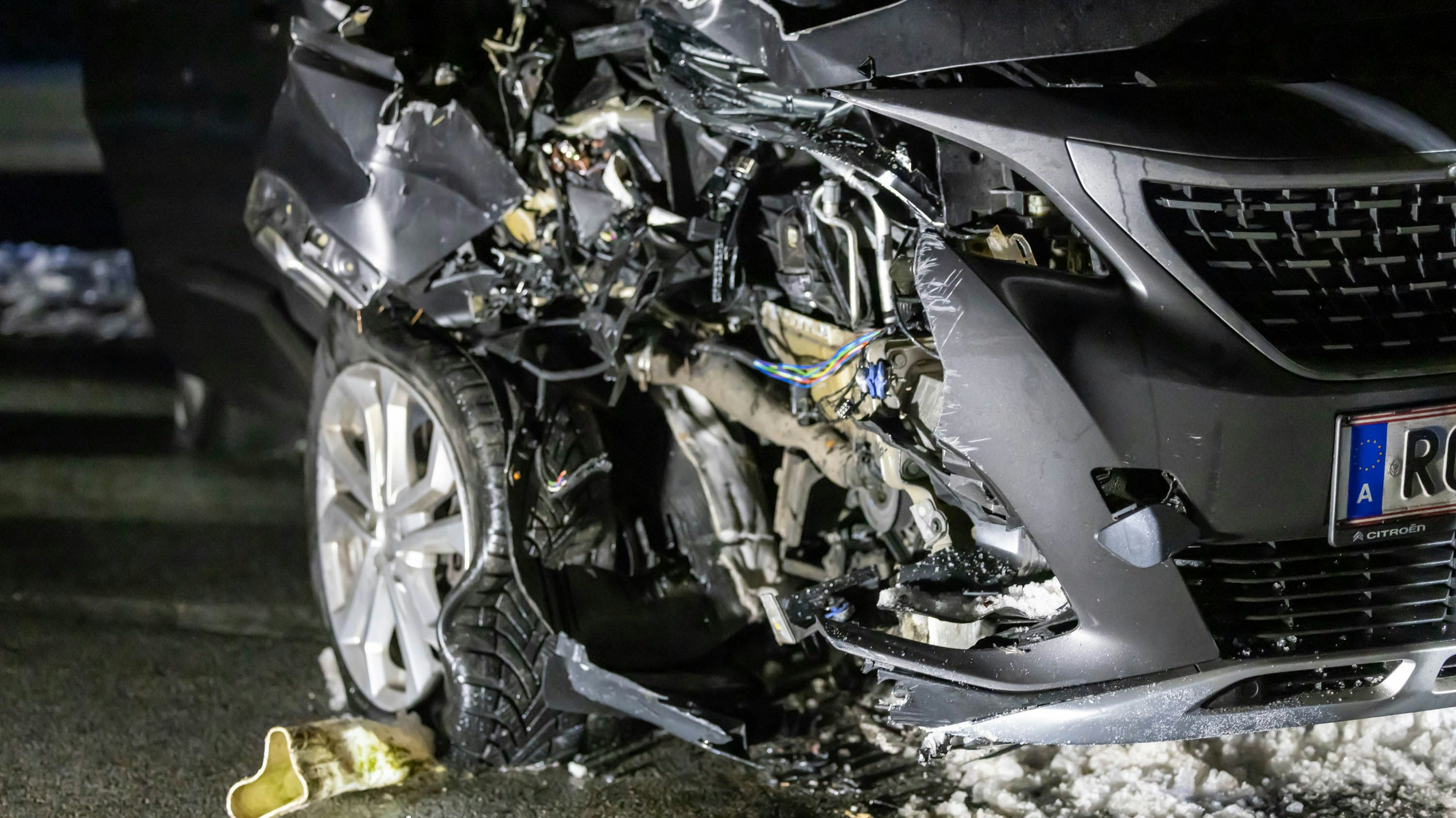 Am Auto entstand laut Polizei wohl Totalschaden.