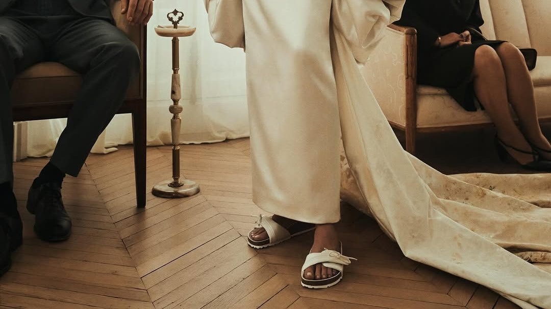 Satin statt Leder, Perlen statt Absatz. Die ikonischen Birkenstock-Modelle erscheinen erstmals als Brautschuhe. In Paris inszeniert und gemeinsam mit Designerin Danielle Frankel entworfen, verbinden sie Leichtigkeit mit dem Korkfußbett.