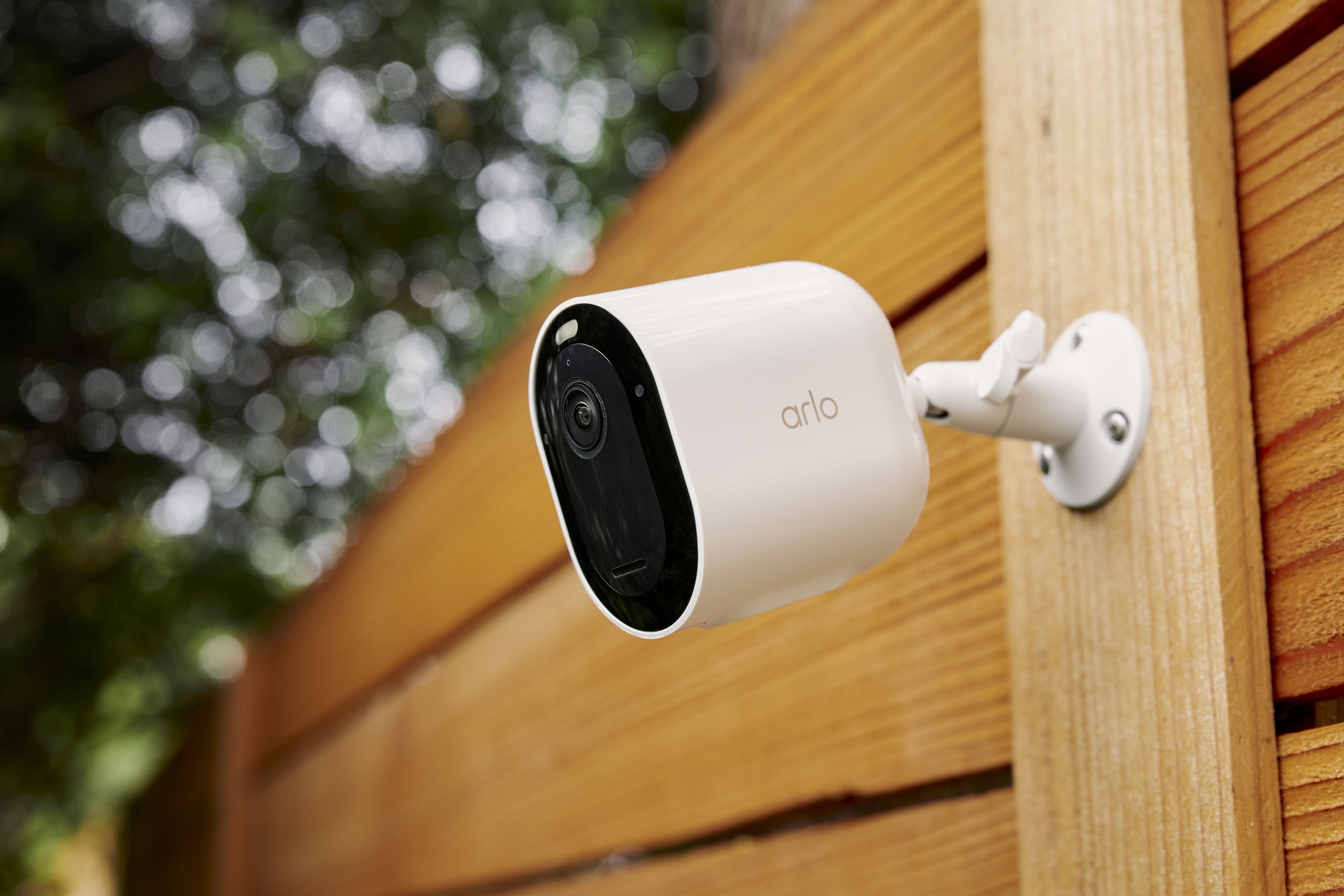 Arlo verbindet die Sicherheitsfeatures seiner Kameras mit einer neuen Notruf-Funktion in der App.