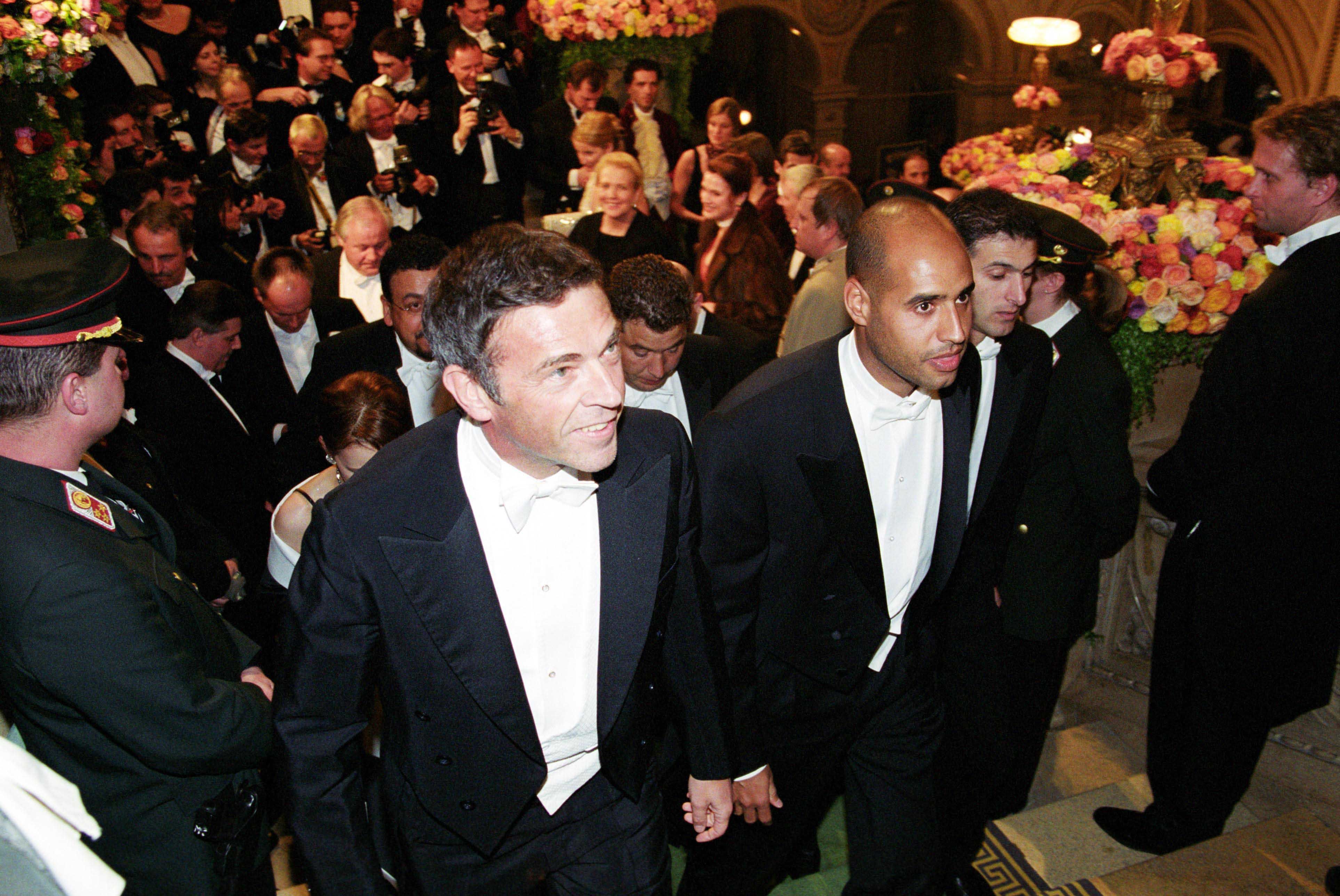 Jörg Haider gemeinsam mit seinem Gast Saif al-Islam Gadaffi (r.) beim Opernball 2002.