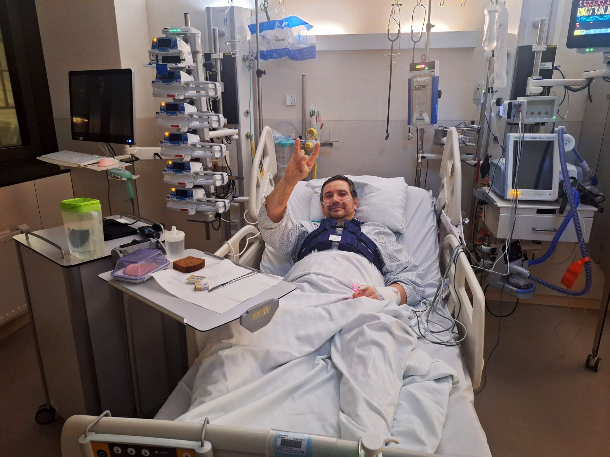 Nach der OP am 27. Jänner liegt Michael Klammer noch in der Aufwachstation – und bedankt sich bei Ärzten und Pflegern für ihren Einsatz.