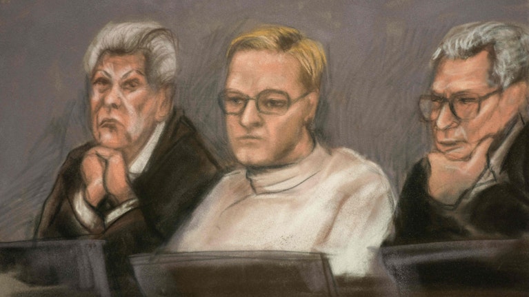 Prozess-Beginn gegen Marius Borg Høiby, Sohn von Norwegens Kronprinzessin Mette-Marit. Ihm werden 38 Straftaten vorgeworfen, darunter Vergewaltigung. Am Dienstag sagte das erste Opfer aus, sie soll von Marius vergewaltigt und gefilmt worden sein.