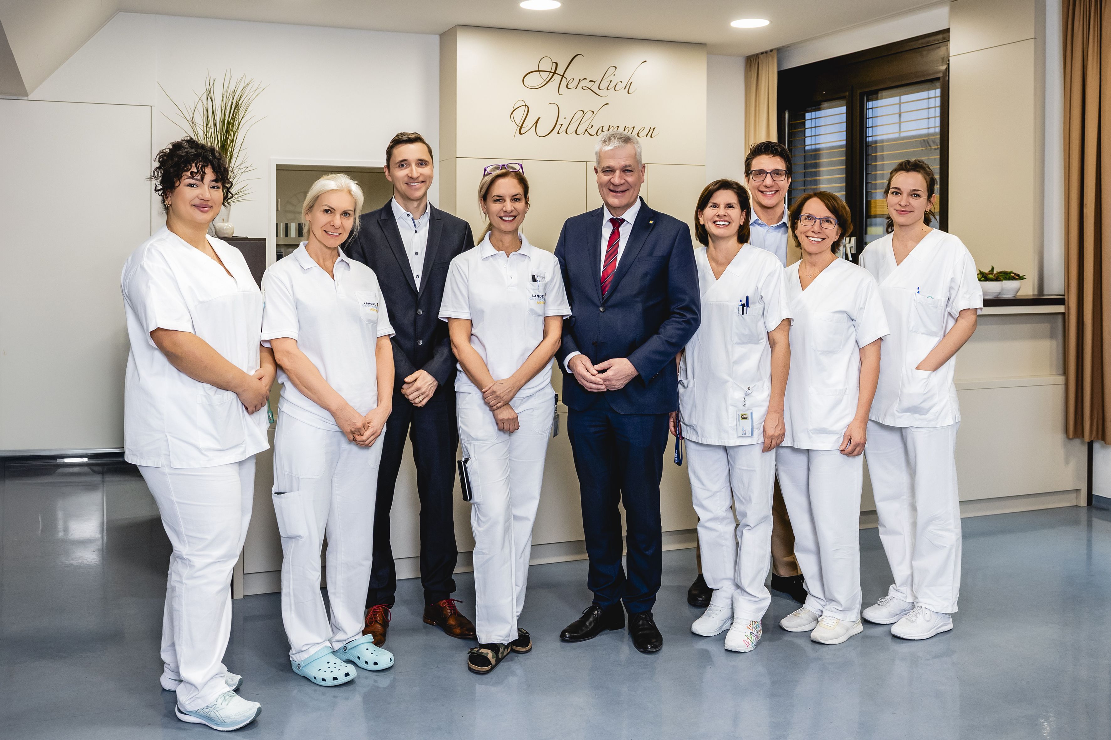 v.l.n.r. DGKP Malgorzata Berndl, HNO-Facharzt und OperateurDr. Hannes Brandt, DGKP Annamaria Haushofer, Landesrat Anton Kasser, DGKP AnnelieseAlbich, Abteilungsleiter Anästhesie und Intensivmedizin des UK Tulln-Klosterneuburg Prim.Prof. PD Dr. Andreas Duma, MSc, MBA, FESAIC, STL Stv. Tagesklink DGKP Monika Wurzl und DGKP Christiane Hosemann-Wörle