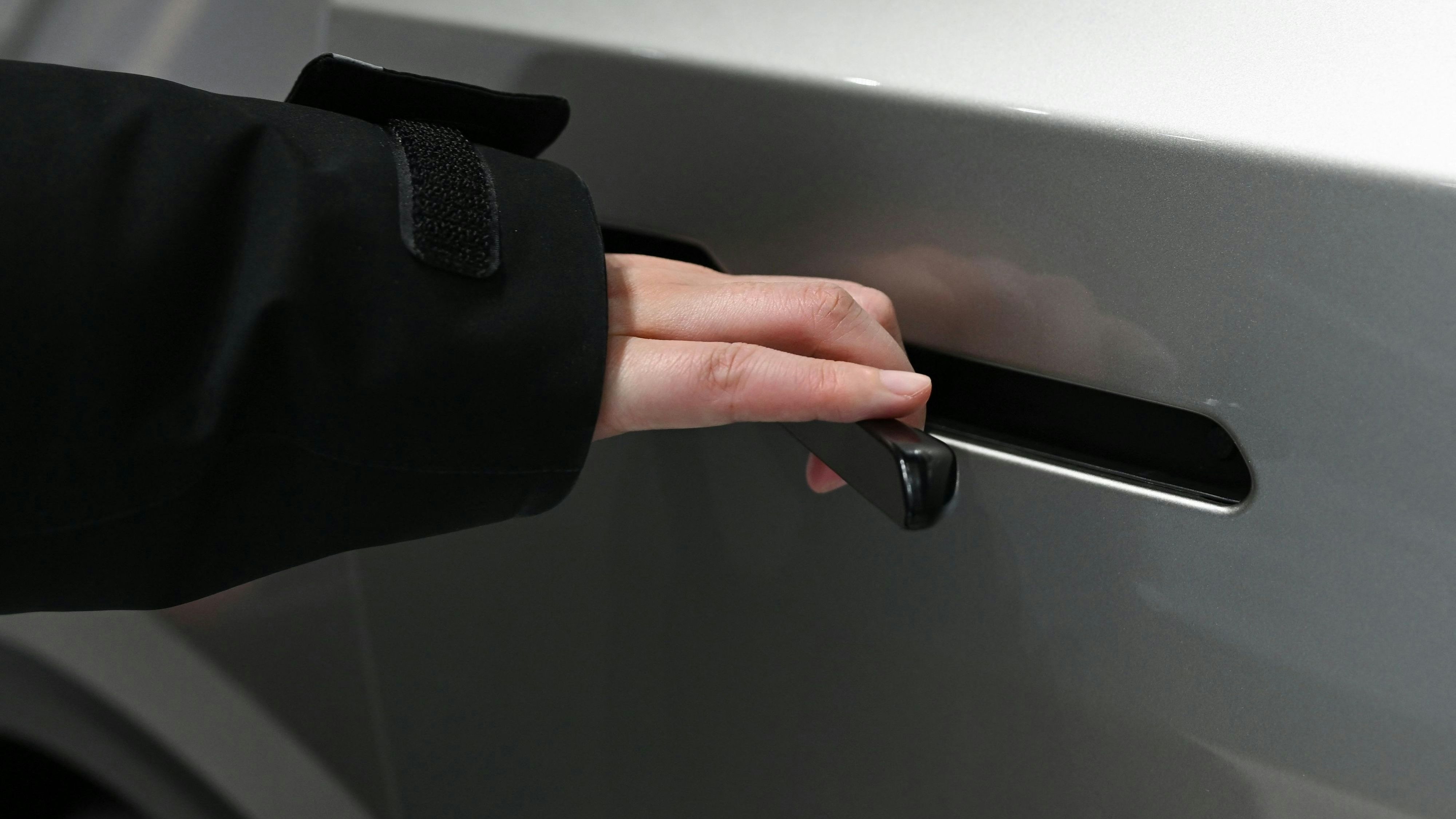 Versenkbare Türen wie hier beim Tesla YL sind cool, aber gefährlich