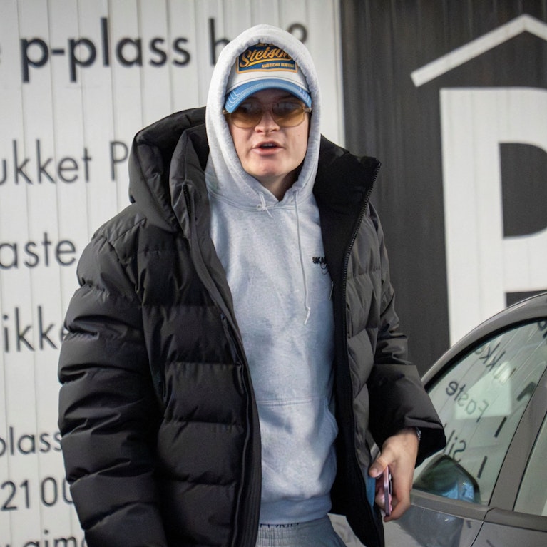 Mit den Schilderungen des vierten mutmaßlichen Vergewaltigungsopfers wurde der Prozess gegen Marius Borg Høiby fortgesetzt. Er sei wie besessen von ihren Genitalien gewesen, erinnert sich dieses. Dann sollte der Angeklagte selbst sprechen, bat aber um Aufschub.