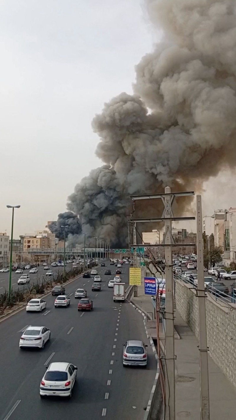 Dichter Rauch und Flammen haben am Dienstag Teile der iranischen Hauptstadt in Atem gehalten. Auf einem Basar im Westen Teherans ist ein Großbrand ausgebrochen.