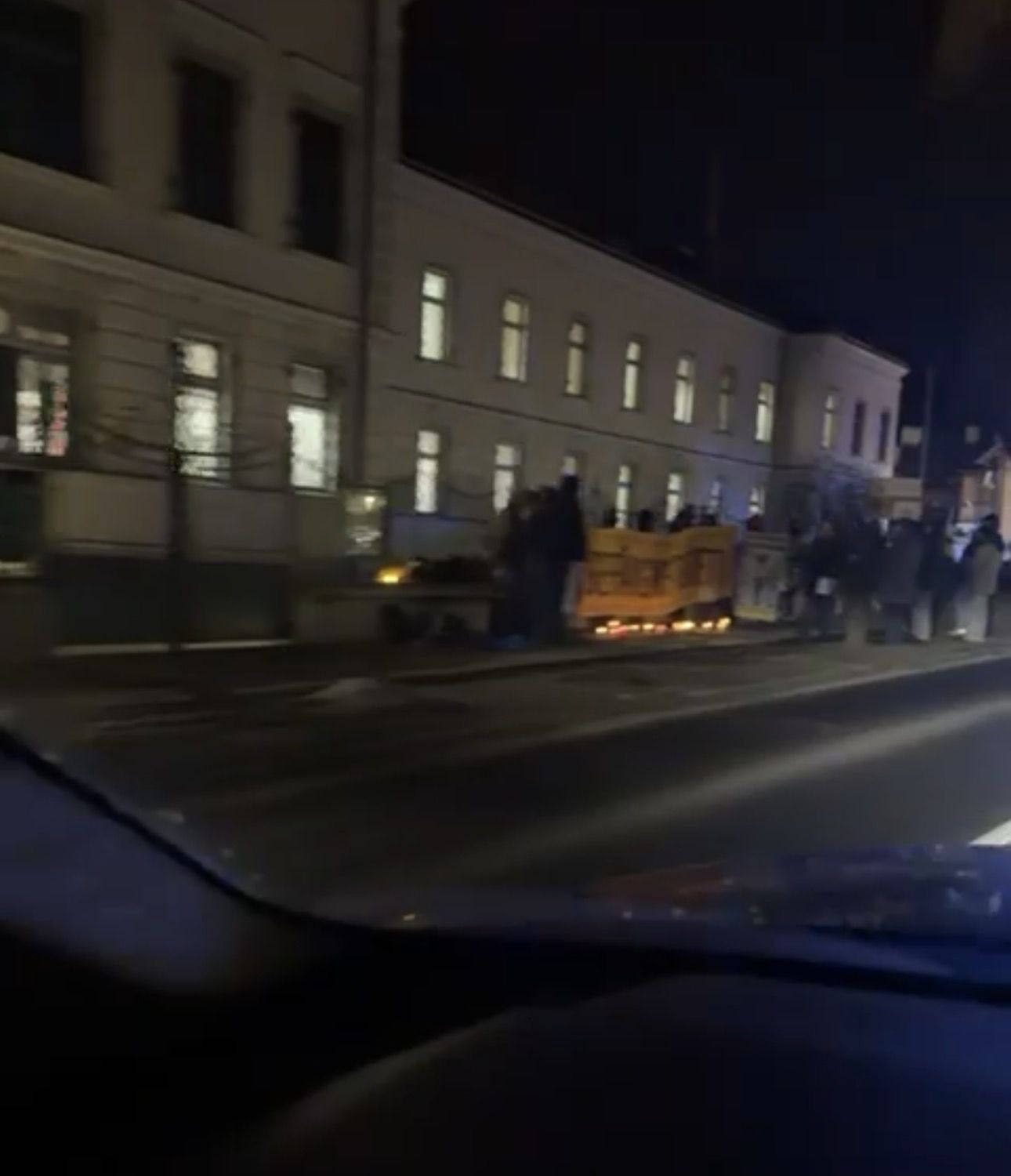 Am Dienstag kam es vor der JA Hirtenberg zu einer Kundgebung.