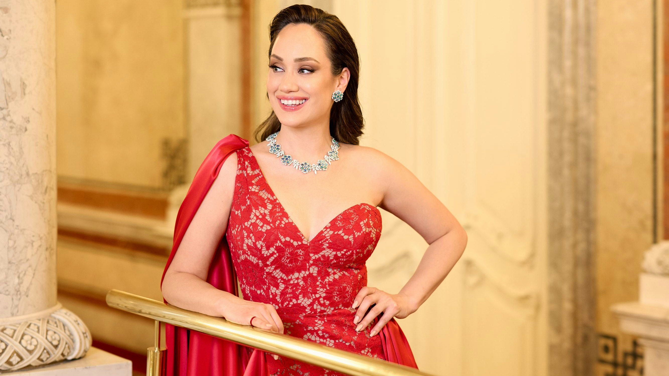 Heute.at - Moderatorin Sasa Schwarzjirg zieht alle Blicke auf sich