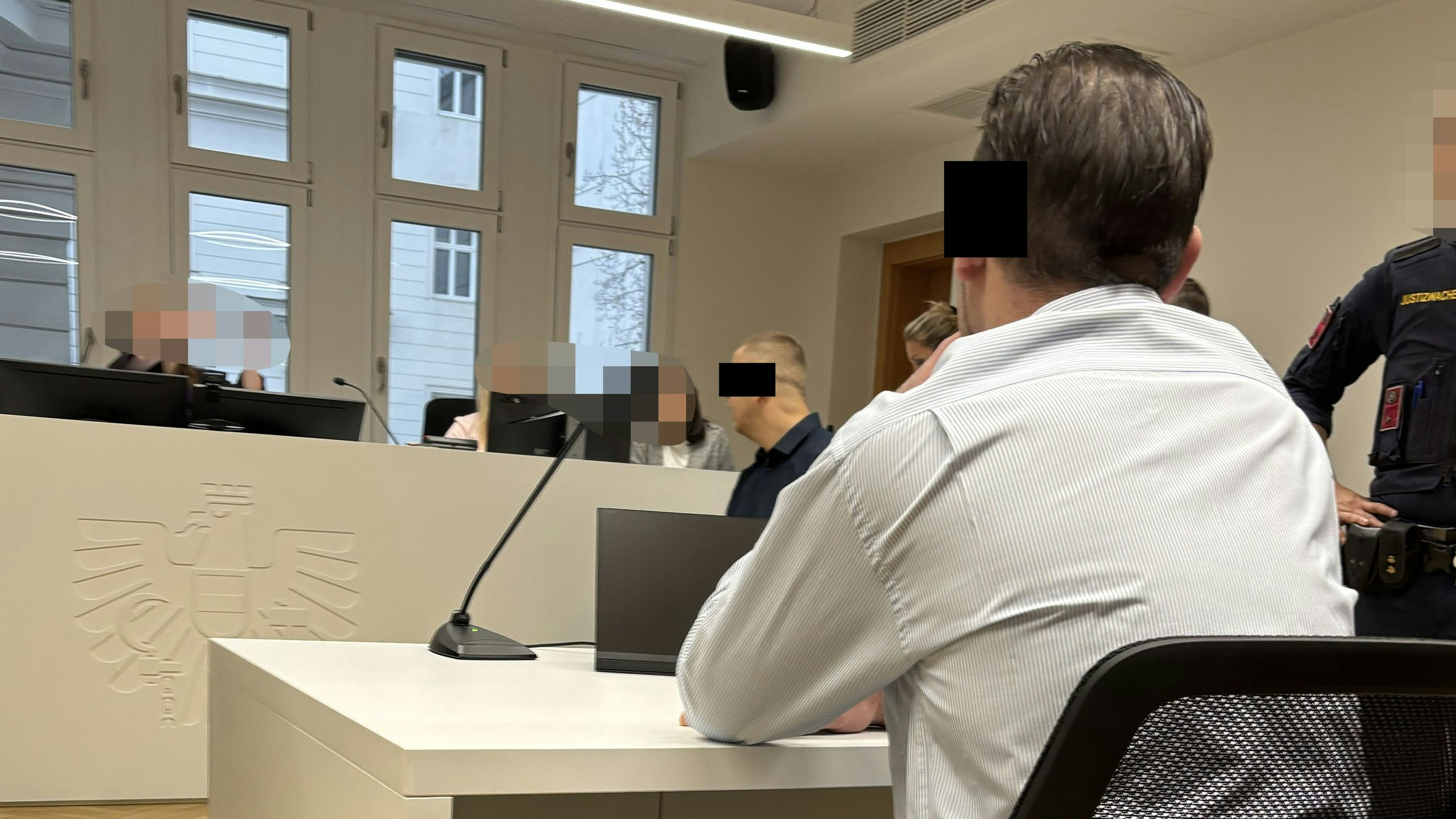 Die beiden Angeklagten vor Gericht in Wien