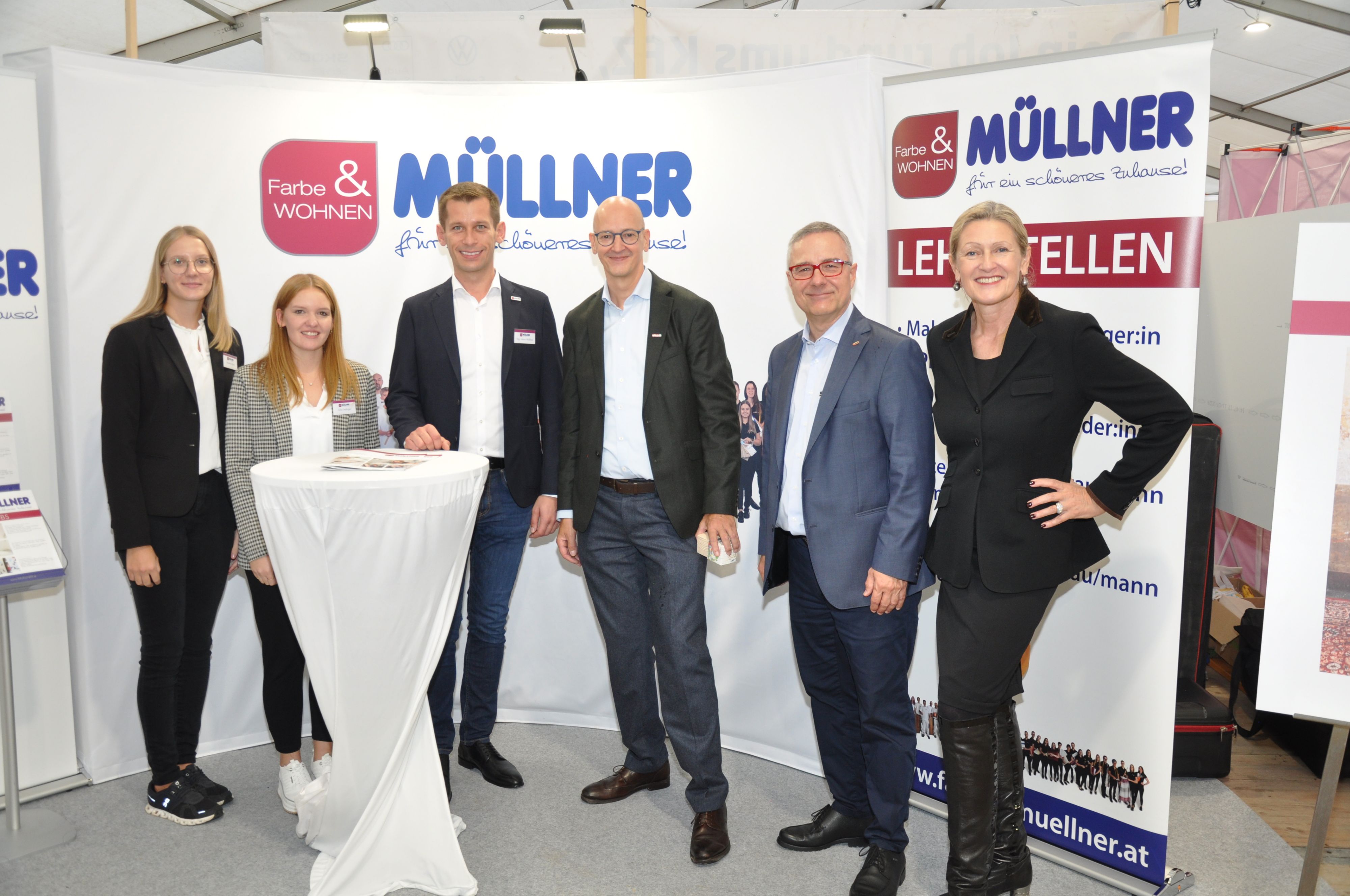 Mit Mut und Handschlagsqualität gegründet: Lukas Müllner, der Chef des Familienbetriebs Farbe & Wohnen Müllner in 3. Generation (3 v.l.).