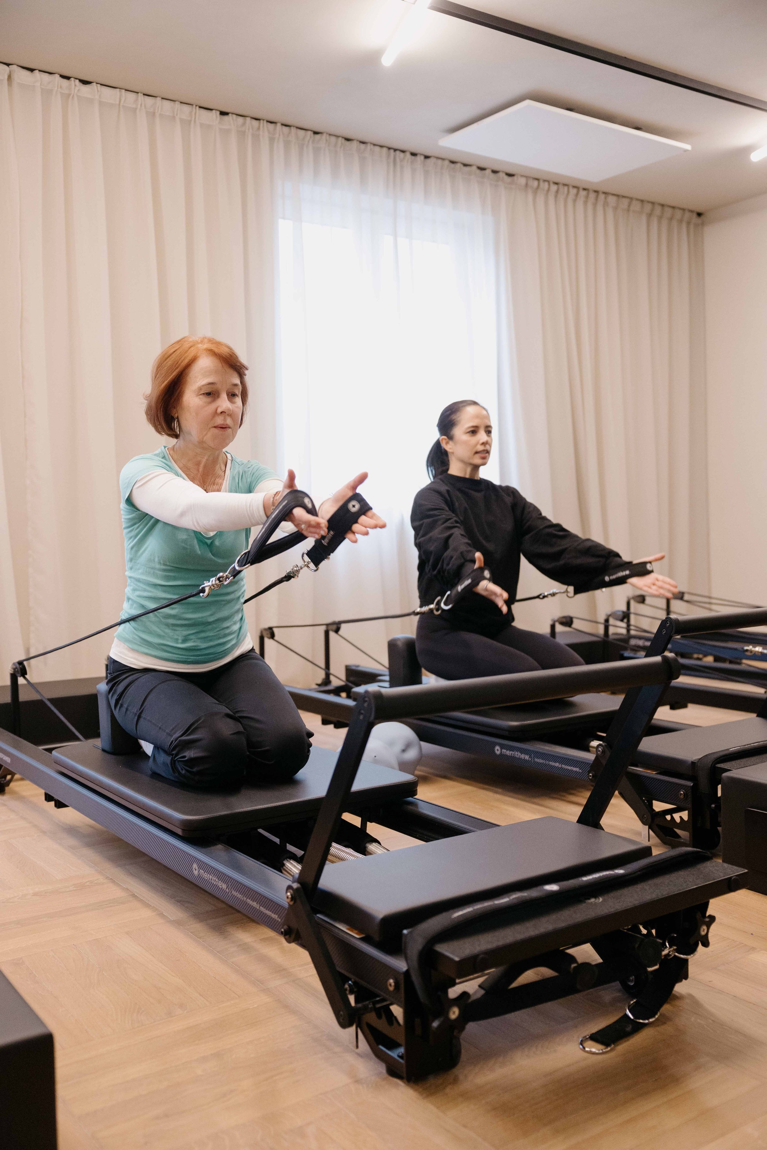 Stadträtin und Physiotherapeutin Angela Stöckl-Wolkerstorfer (VP, l.) gratuliert der Pilates-Trainerin Verena Weber.