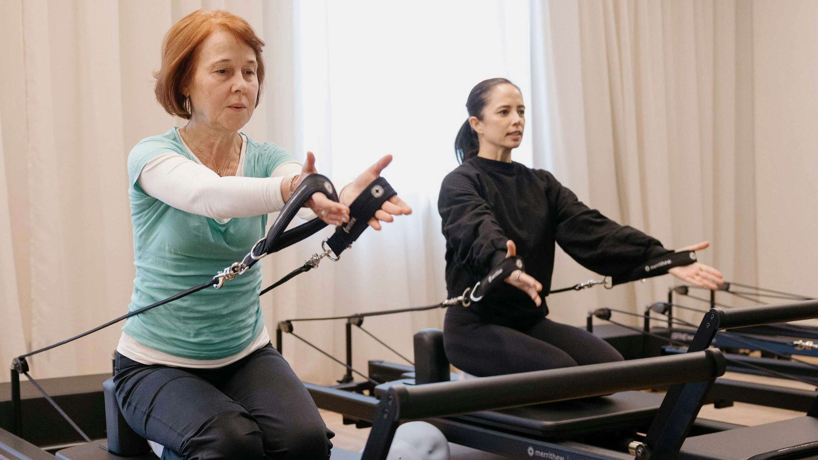 Stadträtin und Physiotherapeutin Angela Stöckl-Wolkerstorfer (VP, l.) gratuliert der Pilates-Trainerin Verena Weber.