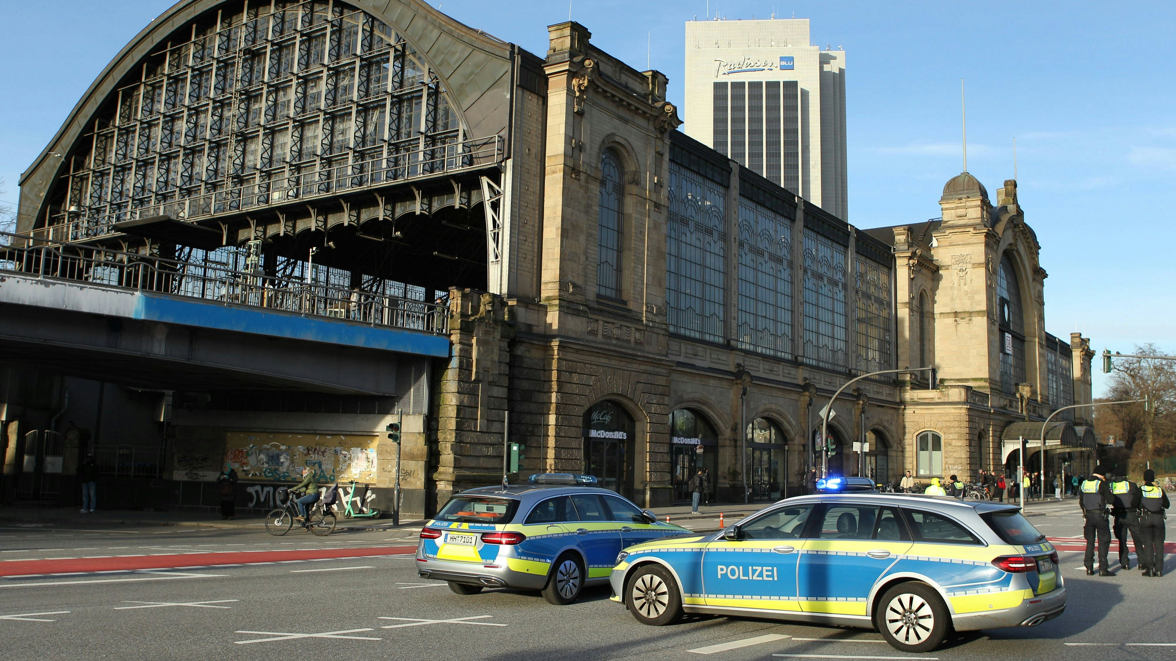 Einsatzwagen der Polizei Hamburg stehen auf der Kreuzung vor dem Dammtor-Bahnhof. Rotherbaum Hamburg *** Hamburg police cars parked at the intersection in front of Dammtor Rotherbaum station Hamburg